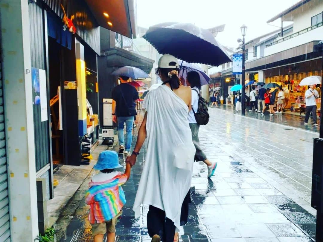 西真理子さんのインスタグラム写真 - (西真理子Instagram)「⛩太宰府天満宮⛩  ラーメン後太宰府へ！向かってる途中大雨😨参道途中雨宿りしながら向かい着く頃には雨も小雨に✨  何も調べずいったのでスポット抑えてなかったけど、楼門、太鼓橋、そして御本殿は新しくなったみたいで木が生えてた‼️とても綺麗でパワーを感じました😊樟若葉には苔が生えていて生命力を感じたなぁ✨ 心の中でトトロの曲が流れてましたw　御神牛もしっかりなでなでしてきました😁  丁度10年前位に一人できた事があったけどまさか家族で来れるなんて感慨深い。 3つの橋は過去、現在、未来を表す橋なんだって！未来の力をもらってこれからに備える事ができました🤭 駅も素敵🏵電車も好きな息子は色んな色の電車を見て大満足💓 初めてベビーカーなしで電車乗ったけどとってもお利口さんにしてそのまま寝落ち🤭パパも一緒にねw 一人で沢山歩いてよく頑張りました❤因みにお守りは2万円分近く買いました😂効きますように☘  #太宰府天満宮 #福岡 #弾丸 #子連れ旅行 #パワースポット #皆丑年 #おみくじ  #ここ数年 #末吉 #大吉引きたい」7月8日 18時35分 - mari.nishi.7