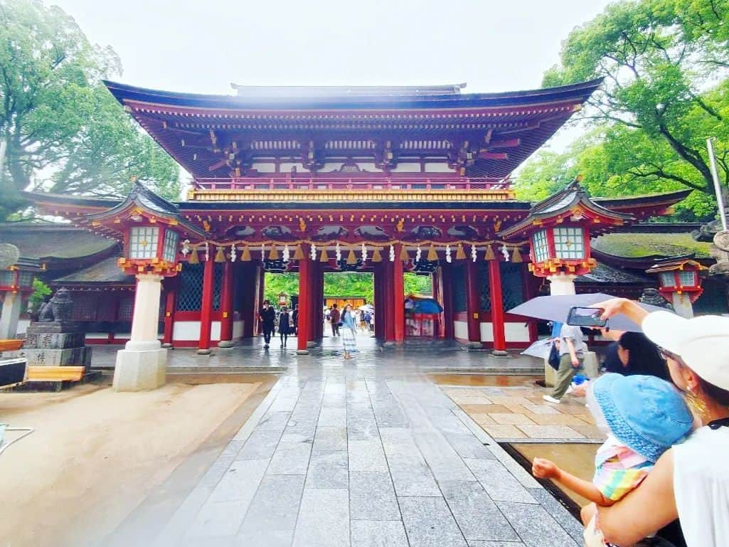 西真理子のインスタグラム：「⛩太宰府天満宮⛩  ラーメン後太宰府へ！向かってる途中大雨😨参道途中雨宿りしながら向かい着く頃には雨も小雨に✨  何も調べずいったのでスポット抑えてなかったけど、楼門、太鼓橋、そして御本殿は新しくなったみたいで木が生えてた‼️とても綺麗でパワーを感じました😊樟若葉には苔が生えていて生命力を感じたなぁ✨ 心の中でトトロの曲が流れてましたw　御神牛もしっかりなでなでしてきました😁  丁度10年前位に一人できた事があったけどまさか家族で来れるなんて感慨深い。 3つの橋は過去、現在、未来を表す橋なんだって！未来の力をもらってこれからに備える事ができました🤭 駅も素敵🏵電車も好きな息子は色んな色の電車を見て大満足💓 初めてベビーカーなしで電車乗ったけどとってもお利口さんにしてそのまま寝落ち🤭パパも一緒にねw 一人で沢山歩いてよく頑張りました❤因みにお守りは2万円分近く買いました😂効きますように☘  #太宰府天満宮 #福岡 #弾丸 #子連れ旅行 #パワースポット #皆丑年 #おみくじ  #ここ数年 #末吉 #大吉引きたい」