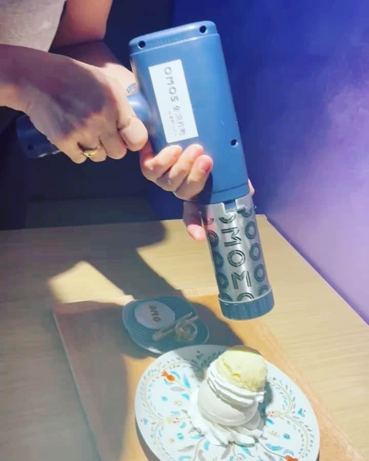 のインスタグラム：「金沢の人って、本当に甘いものが好きなんだな〜と実感した今回の旅。 OMOカフェでいただいた「五郎島金時モンブラン」も美味しかったです。 このメニュー、自分でクリームを絞って仕上げる体験型のスイーツなんです。 これがなかなか楽しくて、自分で仕上げると美味しさもひとしお😂  そして「生らくがん作り」も初体験！ 生らくがん、って今回初めて知ったのですが、いわゆる「らくがん」より口当たりがしっとりと柔らかく、甘くて美味しいです。 江戸時代から続く伝統的な銘菓だそう。 材料を混ぜ合わせ、押し固めると完成！10 種類の押し型の中から好みのものを選んで模様づけ。これが結構難しいんですが、楽しい💓 完成したものはすぐに試食できるので、 出来たてならではの食感と自然由来の素朴で優しい甘みを楽しめます。  他にも「りくつな水引体験」や「金箔レター作り体験」「いいじな棒茶の飲み比べ体験」など、 1階のスペースで行われる色々なアクティビティに参加することができます。こういうところがとっても星野リゾートらしいです。 スタッフのみなさんもとても親切で、おかげさまで充実した時間を過ごすことができました。 どうもありがとうございました。  OMO5 金沢片町、金沢観光の拠点におすすめです。  #星野リゾート #omo #omo5金沢片町 #片町 #hoshinoresorts #omo5kanazawakatamachi #katamachiOMO」