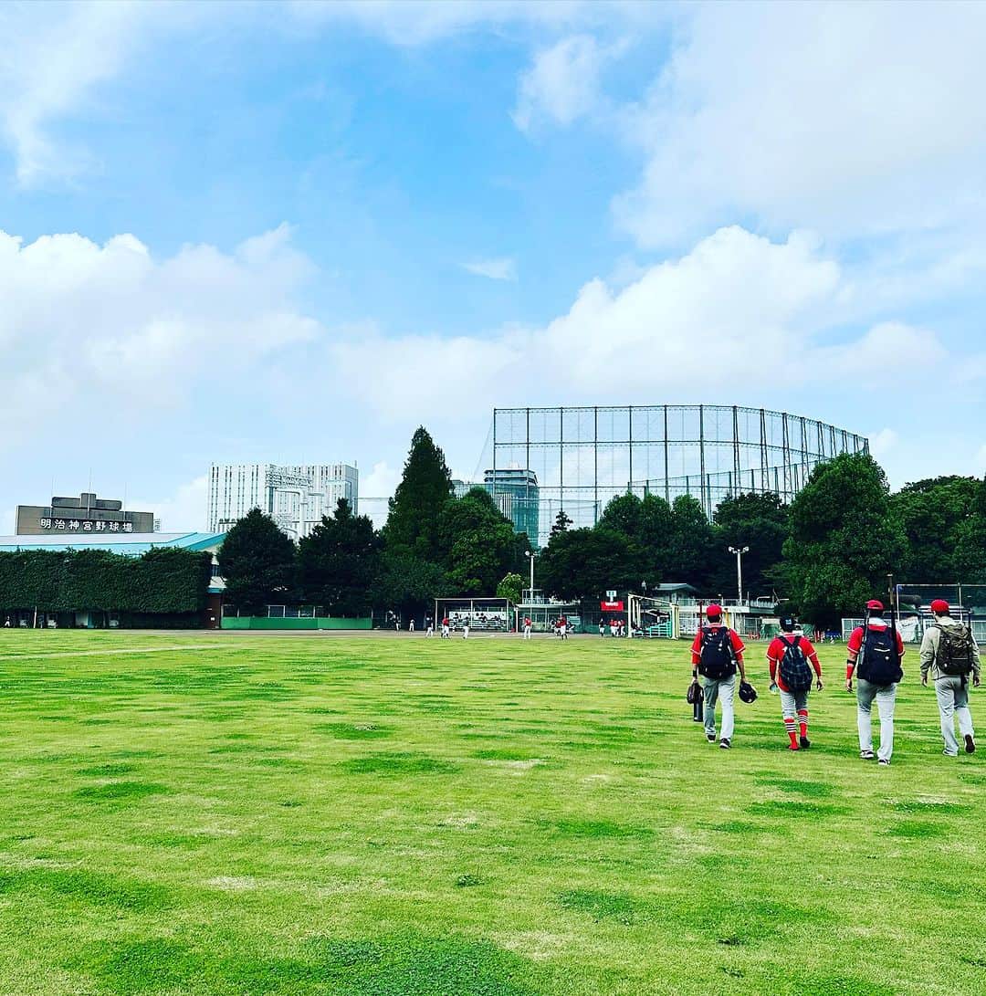 西寺郷太のインスタグラム：「6時からの神宮外苑草野球（早朝「ソ・リーグ」）のあと、チームメイトのカズキング 磯貝一樹と三宿デニーズで和風朝食セット。お腹が空いてたので本当に美味しかった。  ソ・リーグのチーム、というか朝6時から野球やってるチームは大抵強豪ばかり。そりゃ、そうだ。本気の面々しか朝5時起きで野球はしない。  我がサンキングはピエール瀧さんが名づけ親で彼が率いる「ピエール学園」も参加する Tokyo大リーグ （大体平日午前9時から11時）と、6時からの「ソ・リーグ」に参加してきた。大きな理由は会社員の仲間が早朝なら参加できるからだ。  先述のように「ソ・リーグ」は皆スーパーなのでこれまで頑張ってもほぼ勝てなかった。それでも楽しんできたのだが、今年すでに僕は３勝している！嘘のように遅い球なりに、筋トレと球種を増やしている成果が出ている。  20年前、未経験ど素人の29歳の僕が投手としてこんなにコンスタントに投げているとは誰も思わなかっただろう。当時は野球場横にあるパーラーでラーメンやカレーを皆で食べ、飲める日はビールを呑んだものだ。今もいるメンバーも会わなくなった仲間もいる。すべてが楽しい想い出だ。」