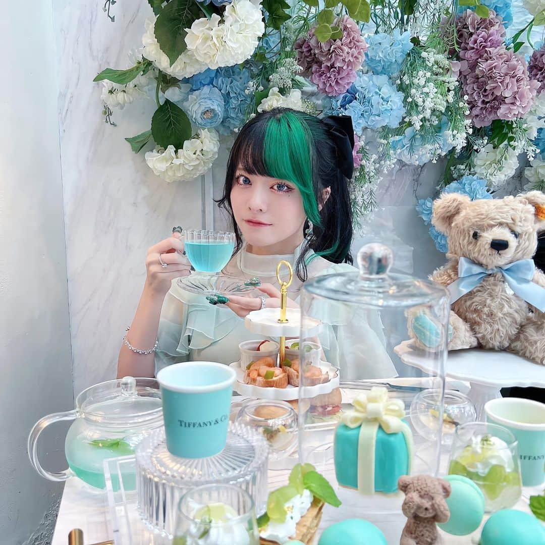 ゆら猫さんのインスタグラム写真 - (ゆら猫Instagram)「ティファニーブルーと相性良すぎる💠  #gingergardenaoyama  #tiffanyblue  #tiffanyandco  #アフタヌーンティー  #アフヌン  #ヌン活  #港区カフェ  #量産型オタク  #緑髪  #カフェ活」7月8日 18時41分 - yuraneko_