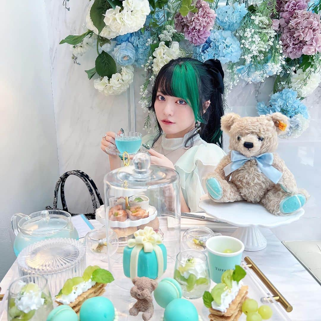 ゆら猫のインスタグラム：「ティファニーブルーと相性良すぎる💠  #gingergardenaoyama  #tiffanyblue  #tiffanyandco  #アフタヌーンティー  #アフヌン  #ヌン活  #港区カフェ  #量産型オタク  #緑髪  #カフェ活」