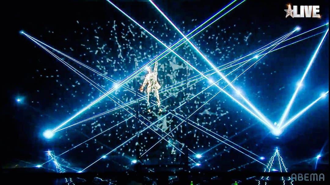 のインスタグラム：「Japan’s Got Talent. AIRFOOTWORKS was the only one performing-artist-group who advanced to the final in JGT.  (I feel like) People in the Japanese show-business often underestimate the value of performing artists.  In that situation, it was a really tough game to go final ( So many awesome performers at semi final , they were just amazing) I hope that the value of their performance will be evaluated correctly asap in japan.  And l just keep going.   遅くなりましたが、振り返り。 Japan’s Got Talent に出場してきました(皆さんご存知ですよね笑  報告して遅くなり🙏) セミファイナルから、ファイナルに残ったのは、パーフォーミングアーティストの中では、AIRFOOTWORKSだけでした。 ここに関してどう捉えていいのか分からず、ずっと書けずにいました。 でも書きます(抜粋で) 正直な感想として、日本ではパーフォーミングアーティストの価値が低く評価されがちだと思っています。 (なので、敢えてパフォーマーではなく、パーフォーミングアーティストという言葉を用いています。) そのような中で決勝に進む事は非常に厳しい戦いでした(準決勝では素晴らしいパフォーマンスがいくつもあったのです) 決勝では、パーフォーミングアーティストとしての矜持を示す事が出来ればと思い。パフォーマーとしての技の要素よりも、アーティストとしての表現の要素の強いショーを作りました。 (VFX映像作って、身体も作って、本当にヤバかった笑) 書く事は山のようにありますので、いつか皆さんにリアルイベントの際にでもお話しする機会があればと思います。  これから、日本は観光に力を入れて行くのであれば、パーフォーミングアーティストの価値を見直していく必要性があると思いますし、そうなるよう願います。 また、そこに存在する人達もパフォーマーから(パーフォーミング)アーティストに進化出来るように。 自身の表現と今一度向き合っていく事が出来れば、日本のショーはもっとレベルが上がって行くと思います。 そう願います。  私自身は変わらず、突き進んで行きます故これからも応援よろしくお願いいたします。  〆」