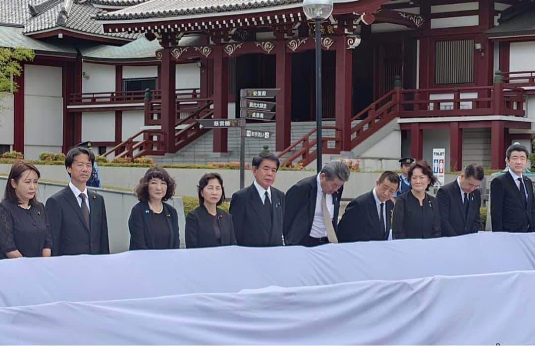 森まさこのインスタグラム：「本日、安倍元総理の一周忌法要に際し、暑い中、一般献花に訪れて頂いた皆様、ありがとうございました。 私ども清和会の国会議員は、立礼して、一般献花の皆様をお迎えし、御礼を申し上げました。 (左端)」