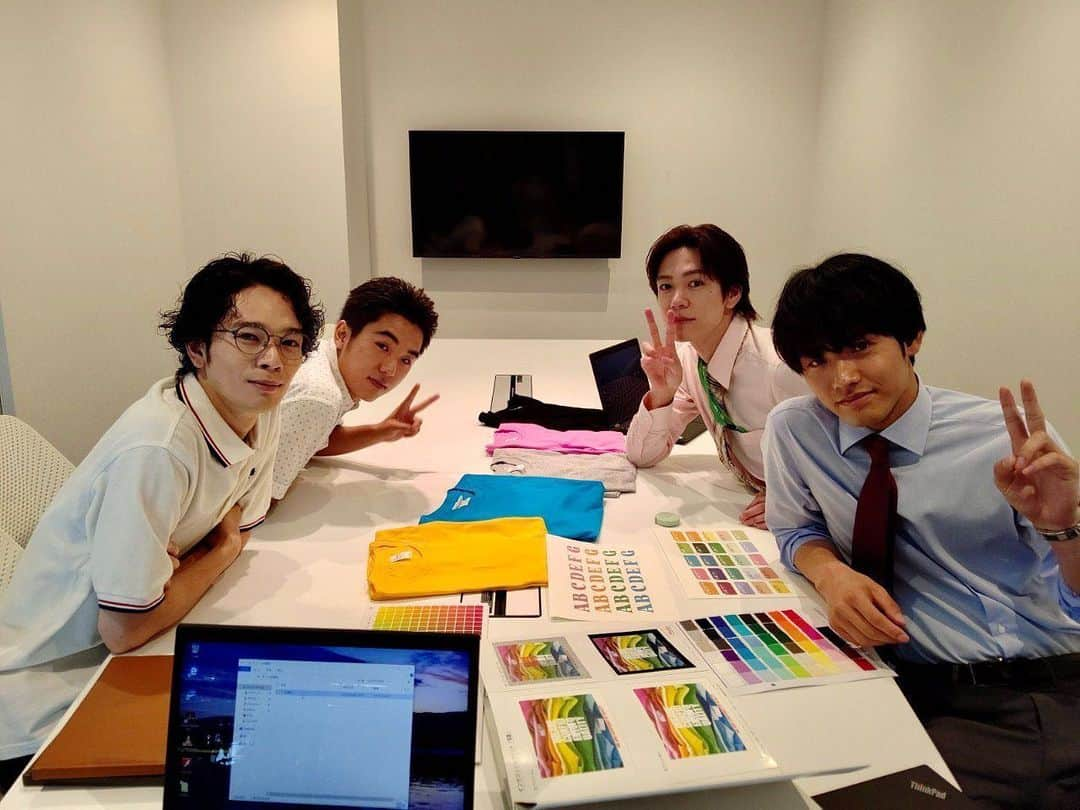 岩井拳士朗さんのインスタグラム写真 - (岩井拳士朗Instagram)「向井くんと同僚のみんな  ピース✌️しとけばよかった。。。  ちょっと生意気な後輩 河西翔太役 #内藤秀一郎  向井くんの同期で三人の子どものパパ 戸崎佳史役 #岩井拳士朗   コンプラを気にしすぎる後輩 深町卓也役 #若林時英   #こっち向いてよ向井くん #赤楚衛二」7月8日 18時48分 - kenshiro_iwai