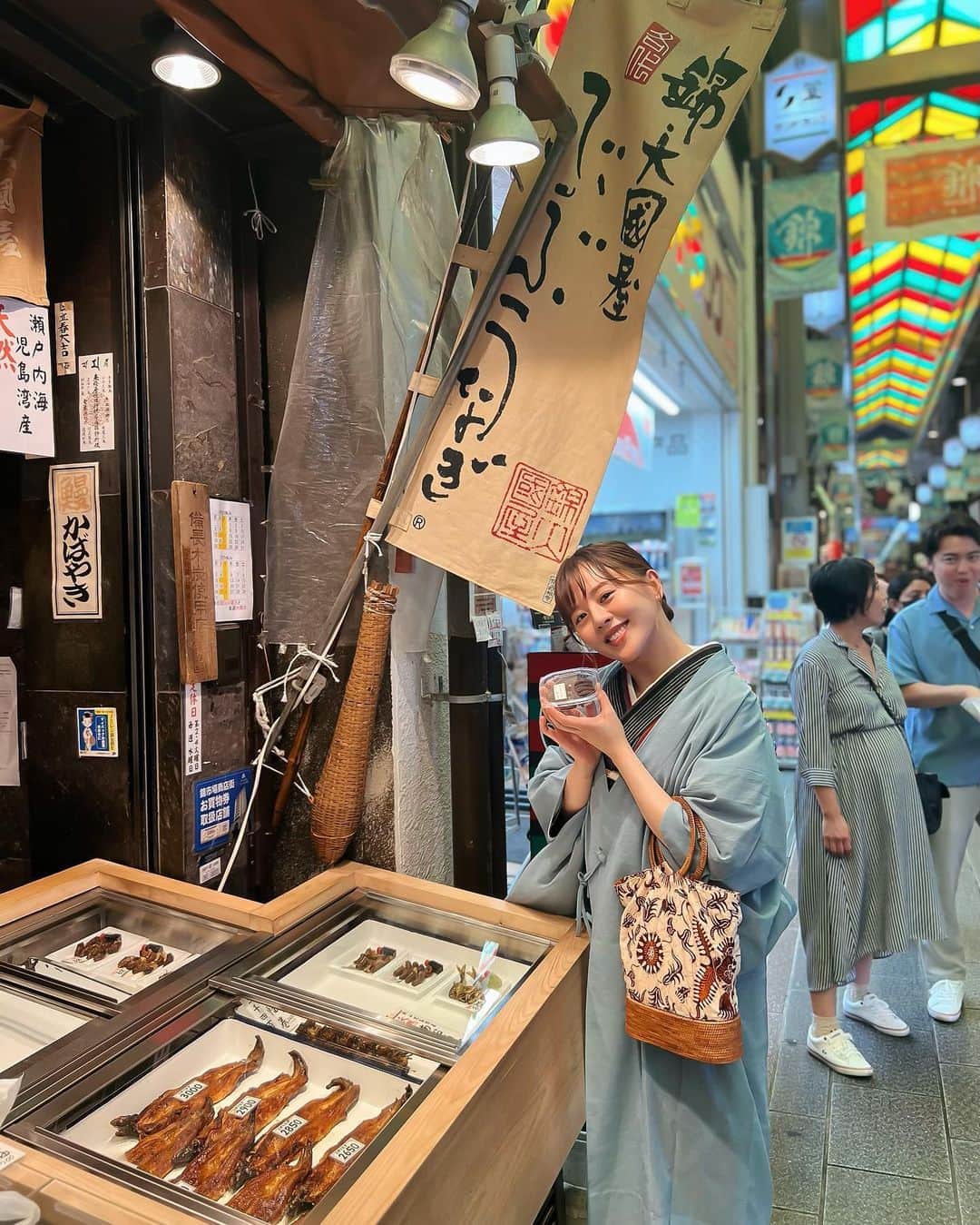 真衣ひなのさんのインスタグラム写真 - (真衣ひなのInstagram)「京都1泊2日 📍#錦市場 📍#北野天満宮 そういえばお着物で京都歩いたことないかも！ と。思いついてしまったがために お着物炎天下16000歩。・・・とけた🫠 錦市場を訪れた目的は 大國屋さんの 「ぶぶうなぎ」 もぐもぐ活動もしたのでまた写真載せよ🤭 北野天満宮さんでは夏越の大祓に先駆けて この日京都最大の茅の輪が設置されました。 厄払い👋清まりました。よしっ . #着物でおでかけ　 #ぶぶうなぎ　 #茅の輪くぐり #セルフ着付け」7月8日 18時48分 - hinano_mai
