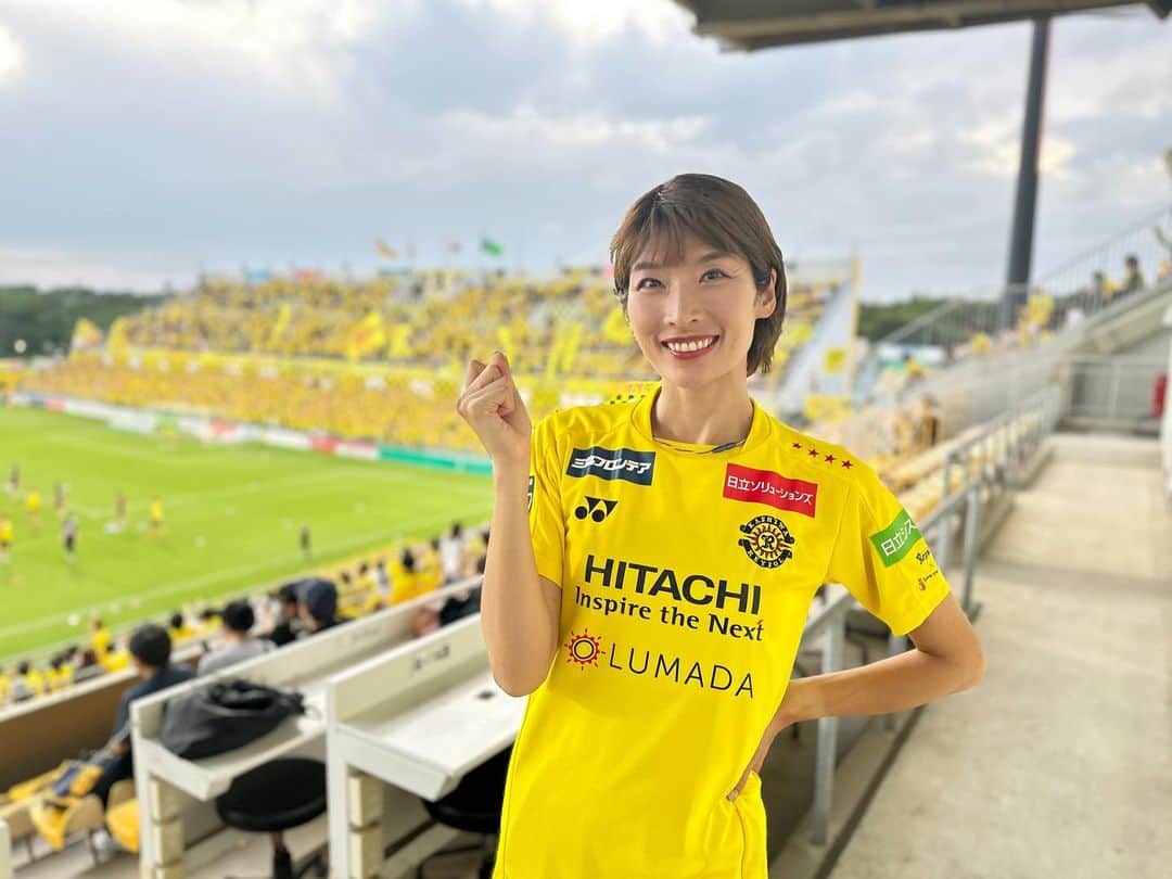 西谷綾子のインスタグラム：「🏟️ 19時kickoff⚽️ 柏レイソルvs湘南ベルマーレ 勝ってみんなで喜ぶぞーー🥹✊🔥 試合前、サポーターインタビュー ありがとうございました🎤🫶  朝は7時50分スタート @gambaleyusuke  (その前にjog8km total28km 昨日走れず、明日も走れないので！)  日差しがないから少し涼しさを期待したけど 蒸し暑かったねーー😂🥵🔥  暑さに強い方、苦手な方がいるので 周りと比べず自分の体の声をちゃんと聴いて 暑い夏はできる範囲で コツコツ頑張っていきましょうー✊🥰👣  6月の走行距離は178kmでした🌻 7月はどうかなーーー💛  がんばれゆうすけイベント ゲストペーサー予定🤗 7/15(土) 6:00/km 🈵 7/16(日) 5:15/km🈵 7/22(土)1kmインターバル×5本 (5:15/km、4:45/km、4:15/kmを担当) 8/5(土) 5:15/km 8/12(土) 5:45/km 8/13(日) 5:15/km 8/26(土) 6:00/km  しっかりサポートするからね🩷 がんばろうねーーー🤝🌻」