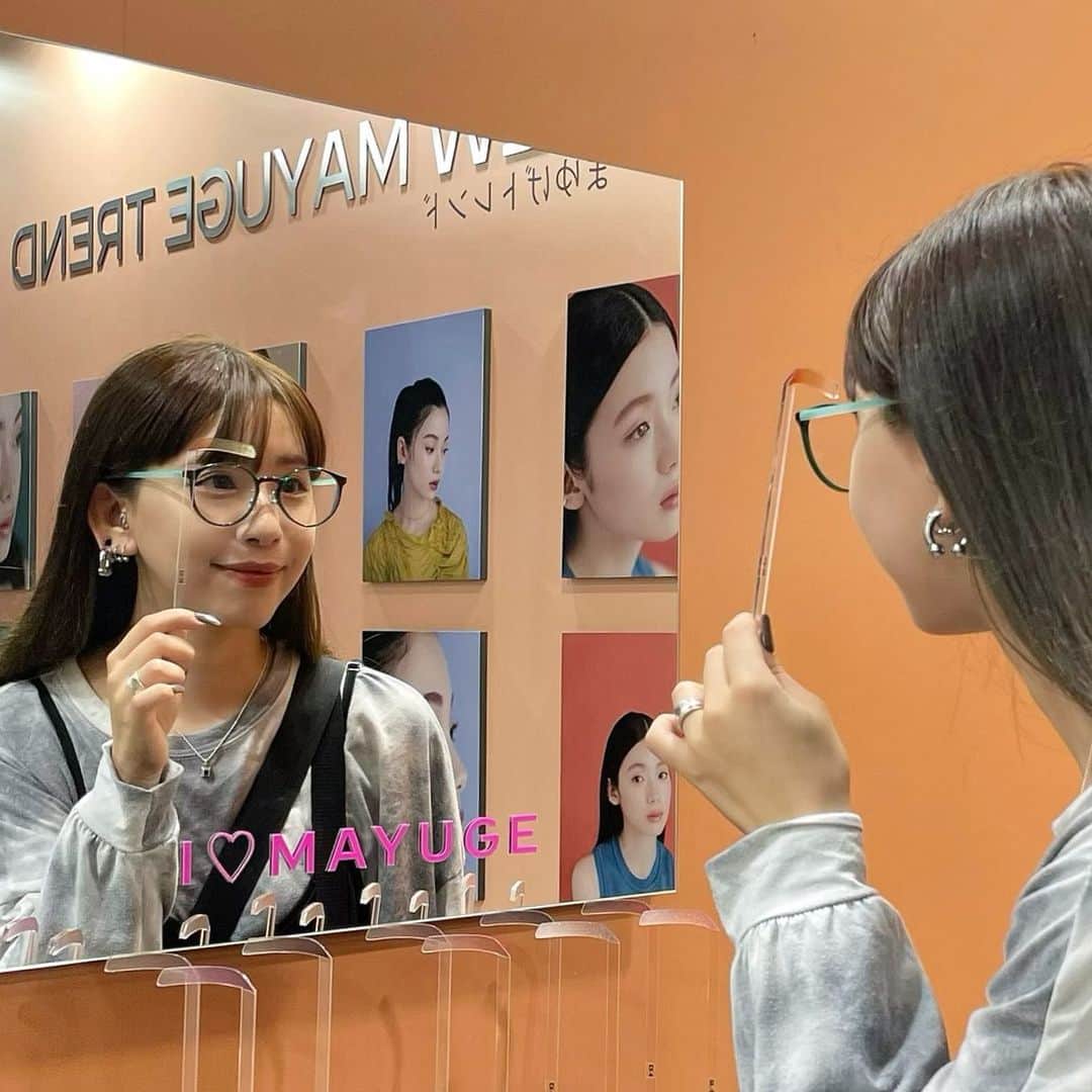 とくいちょまのインスタグラム：「#まゆげを愛してる展 KATEさんにご招待いただきました😙  @kate.tokyo.official_jp  写真映えするスポットがたくさん〜✌️  自分に似合うまゆげの色を試すことができたり 楽しい体験型イベントでした ჱ̒^._.^)  7月22日発売の新色もタッチアップできた〜 ラメ入りかわいい ♡✴︎  9日まで渋谷で開催しているよ◎ 📍東京都渋谷区宇田川町4-3  #まゆげを愛してる展 #デザイニングアイブロウ3D #ケイト #アイブロウクローゼット #pr」