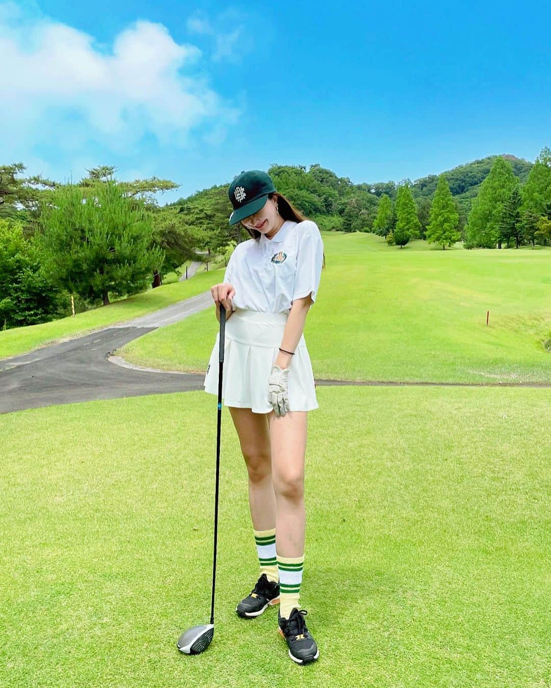 関綾乃さんのインスタグラム写真 - (関綾乃Instagram)「お気に入りのポロシャツ💚 @pacific_golfclubのだよ〜⛳️ これ着てると可愛い〜って言われる🙌 ・ ・ キャップとスカートは @captainshelm_golf 🙌 ・ ・ 靴下は @nbb_weekend 🩵 ・ ・ ゴルフシューズは @adidasgolf ✨✨✨ ・ ・ ・ #golfstagram #golfwear #golflife #golfgirl #ゴルフ女子#ゴルフウェア#ゴルフ女子コーデ #ゴルフスイング#ゴルフ好きな人と繋がりたい#エンジョイゴルフ#福岡ゴルフ#福岡ゴルフ女子#ゴルフ女子#福岡ゴルファー #福岡ゴルフ仲間募集 #福岡ゴルファーと繋がりたい #adidasgolf #アディダスゴルフ #ゴルフ動画 #ゴルフスイング動画  #vg_fashion #golfhackgirl #reginagolf  #golf_picks #ハッピースイング #벤제프#女子ゴルフスイング#ドライバーショット#福岡#福岡グルメ#福岡インスタグラマー」7月8日 18時52分 - ayano_1220
