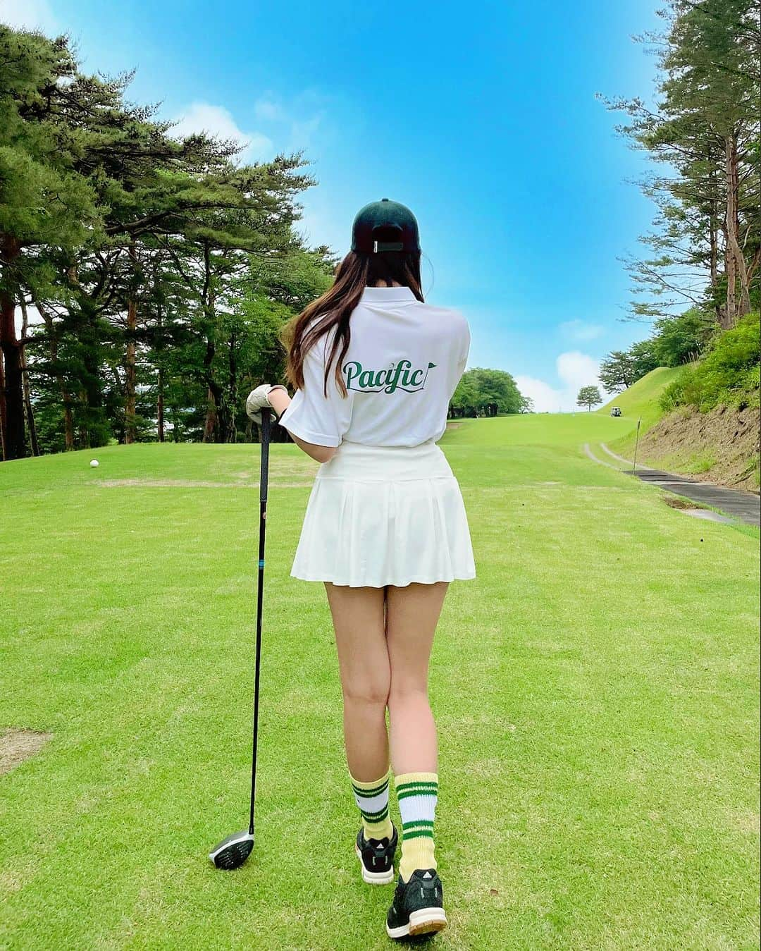 関綾乃のインスタグラム：「お気に入りのポロシャツ💚 @pacific_golfclubのだよ〜⛳️ これ着てると可愛い〜って言われる🙌 ・ ・ キャップとスカートは @captainshelm_golf 🙌 ・ ・ 靴下は @nbb_weekend 🩵 ・ ・ ゴルフシューズは @adidasgolf ✨✨✨ ・ ・ ・ #golfstagram #golfwear #golflife #golfgirl #ゴルフ女子#ゴルフウェア#ゴルフ女子コーデ #ゴルフスイング#ゴルフ好きな人と繋がりたい#エンジョイゴルフ#福岡ゴルフ#福岡ゴルフ女子#ゴルフ女子#福岡ゴルファー #福岡ゴルフ仲間募集 #福岡ゴルファーと繋がりたい #adidasgolf #アディダスゴルフ #ゴルフ動画 #ゴルフスイング動画  #vg_fashion #golfhackgirl #reginagolf  #golf_picks #ハッピースイング #벤제프#女子ゴルフスイング#ドライバーショット#福岡#福岡グルメ#福岡インスタグラマー」