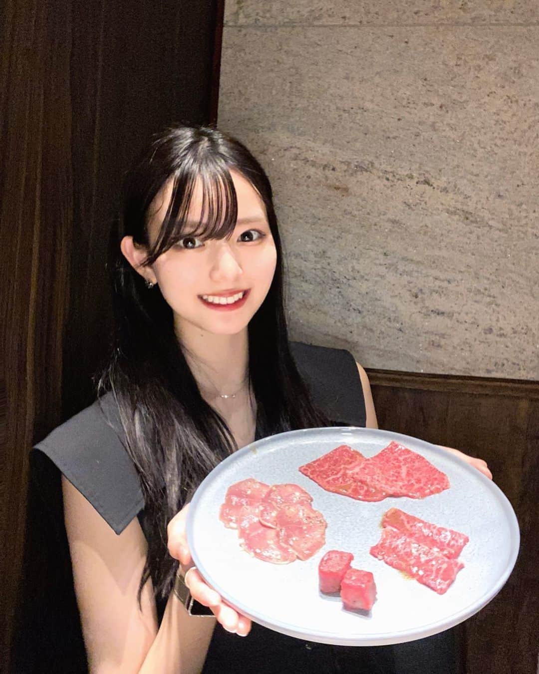 八木梨早のインスタグラム：「この間美味しいお肉食べてきました🤤🤍  ホルモンがあまり得意じゃなくても美味しくいただける正肉コースを頂きました🥰  #pr #ミス慶應 #女子大生 #ポートレート撮影 #ポートレート #ポートレート女子 #被写体になります #焼肉ホルモンうしごろ銀座店 #うしごろ #ushigoro #銀座ホルモン #銀座焼肉 #pr」