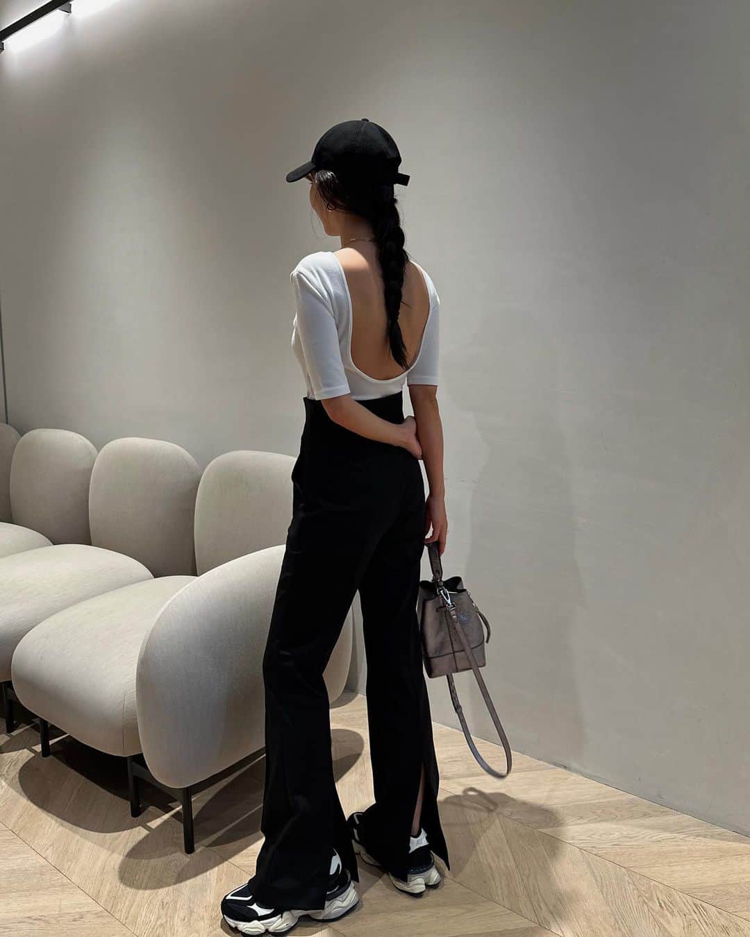 鈴木詩織のインスタグラム：「チャコットに行った日🤍 実はバレリーナを少しだけ意識してたトップスでした🩰 背中の空き具合がとっても可愛いの♡  新作コスメを見てうきうき♡チャコットのアイシャドウってラメがとっても綺麗なの🐶✨  期間限定のスムージーも美味しかったなぁ💓さすがちなつさま💓  ⁡  #shiorin_styling#akte#chacott#newbalance#strathberry#elestolyof」