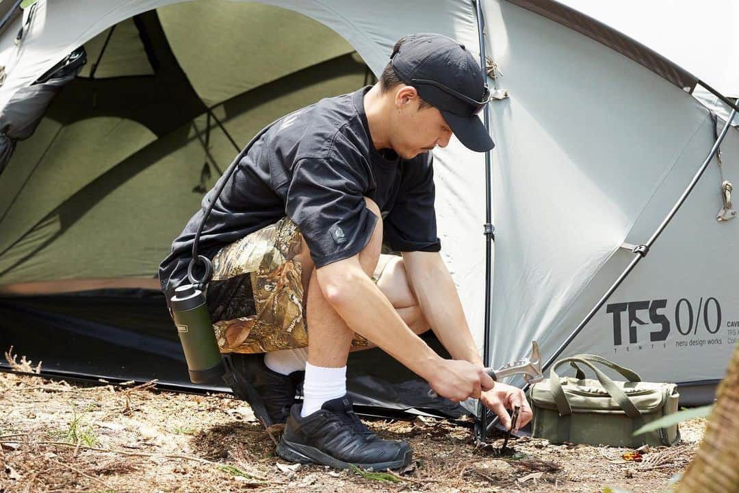 ROOT CO. Designed in HAKONE.さんのインスタグラム写真 - (ROOT CO. Designed in HAKONE.Instagram)「. Setting up a tent.  #camphack #thermos #root_co #rootco #camping」7月8日 18時56分 - root_co_official