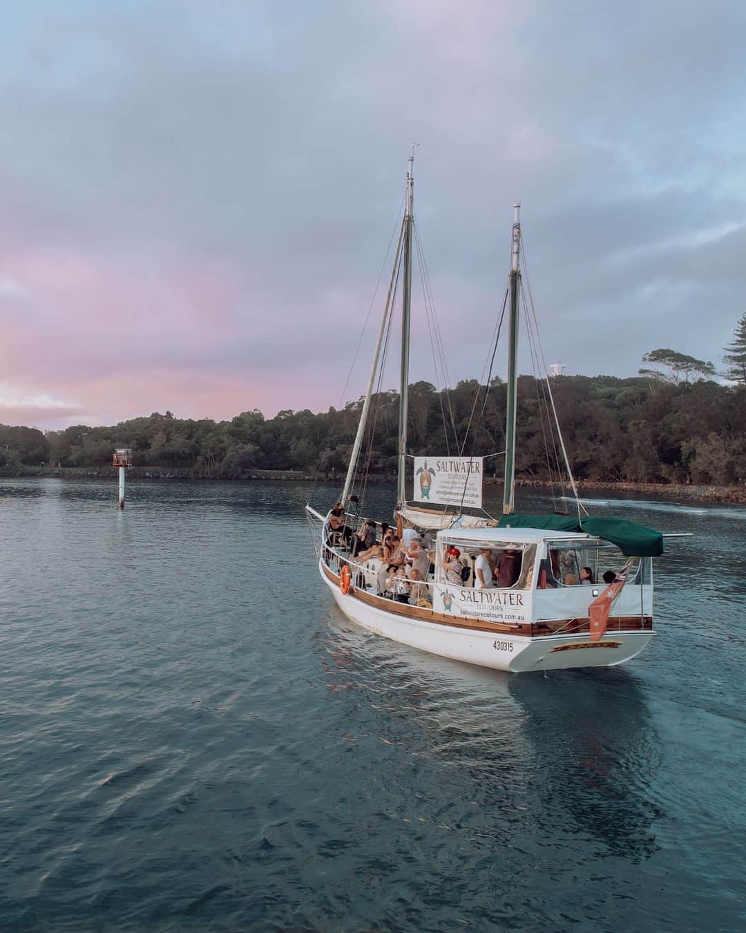 Australiaさんのインスタグラム写真 - (AustraliaInstagram)「Who else is ready to set sail? ⚓💫 Welcome aboard @saltwaterecotours, one of the newest members in the @discoveraboriginalexperiences family. Prepare for a captivating voyage infused with culture, maritime history, tantalizing bush tucker, and live music, all while cruising the serene waters of @queensland's #Mooloolaba on Gubbi Gubbi/Kabi Kabi Country. This @naidocweek will you opt for a Cultural Tour, groove to Sunset Cruise with Music, or indulge in a flavoursome Native Bushfood and Seafood Cruise? Perhaps all three? 🤭#seeaustralia #comeandsaygday #thisisqueensland #NAIDOCWeek2023 #ForOurElders #NAIDOCWeek #thisisNAIDOC」7月8日 19時00分 - australia