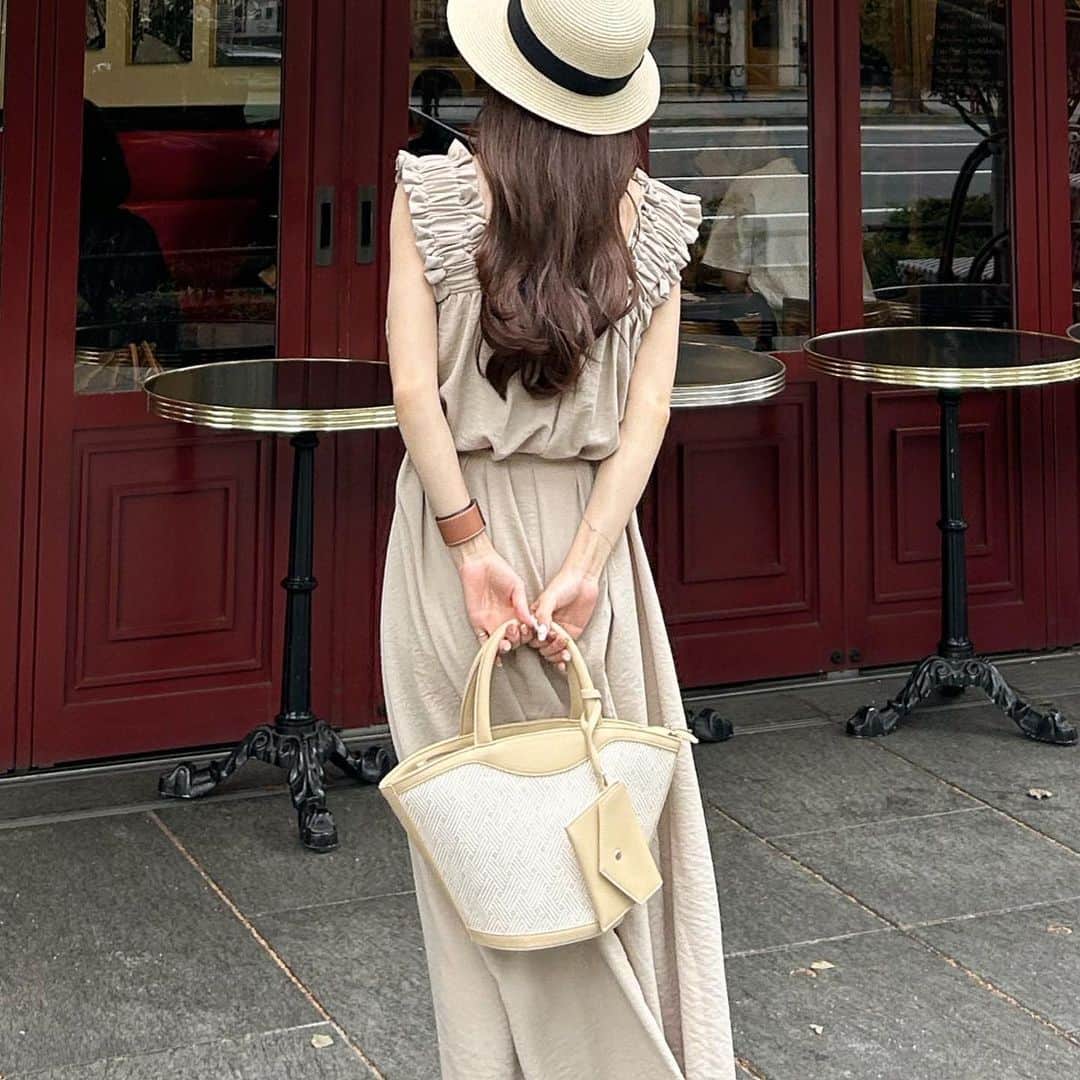 あみさんのインスタグラム写真 - (あみInstagram)「︴  このキャミワンピデザインも色も好みすぎるꕀ🌻🤍  お店の雰囲気に合わせて組んだコーデ大正解だった🫶🏻  ちなみに帽子とかばんは @shein_japan ’-  プチプラでこんなに可愛くていいのってぐらい可愛すぎる ⑅   . . .  #viron #viron丸の内 #丸の内カフェ #丸の内カフェ #東京カフェ #東京ランチ #夏コーデ #ワンピース #キャミワンピ #低身長コーデ #麦わら帽子 #淡色コーデ #淡色女子」7月8日 19時00分 - ami___nmo