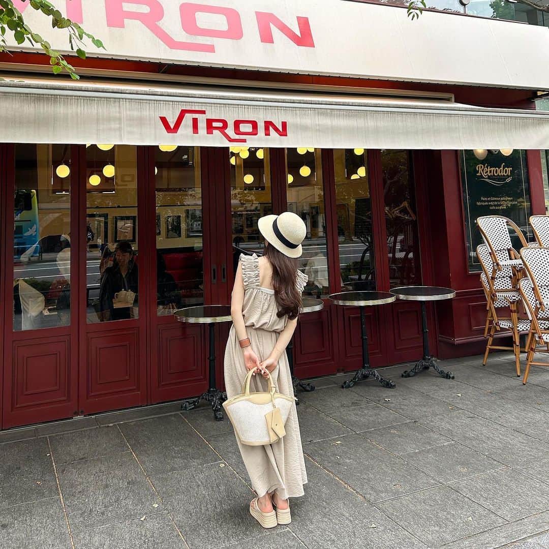 あみさんのインスタグラム写真 - (あみInstagram)「︴  このキャミワンピデザインも色も好みすぎるꕀ🌻🤍  お店の雰囲気に合わせて組んだコーデ大正解だった🫶🏻  ちなみに帽子とかばんは @shein_japan ’-  プチプラでこんなに可愛くていいのってぐらい可愛すぎる ⑅   . . .  #viron #viron丸の内 #丸の内カフェ #丸の内カフェ #東京カフェ #東京ランチ #夏コーデ #ワンピース #キャミワンピ #低身長コーデ #麦わら帽子 #淡色コーデ #淡色女子」7月8日 19時00分 - ami___nmo