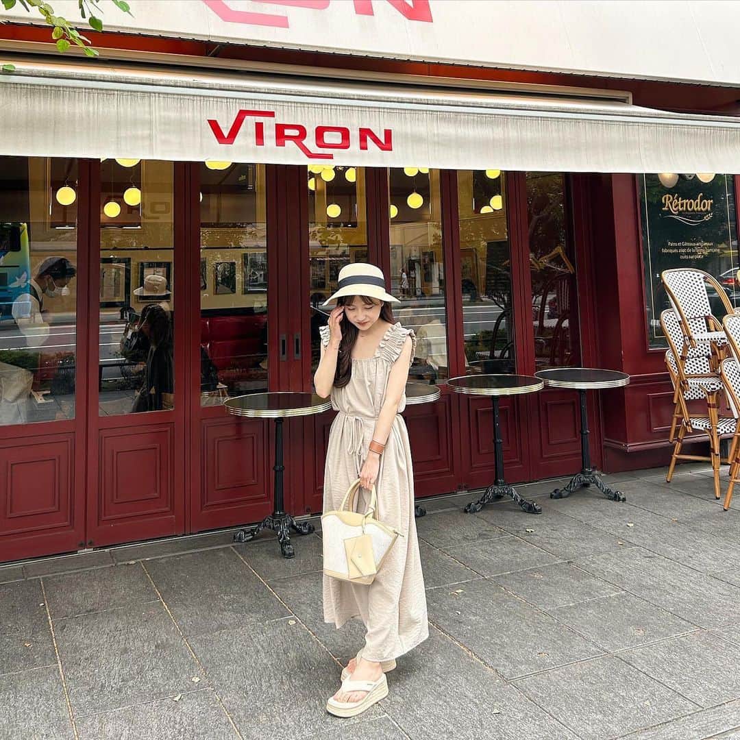 あみさんのインスタグラム写真 - (あみInstagram)「︴  このキャミワンピデザインも色も好みすぎるꕀ🌻🤍  お店の雰囲気に合わせて組んだコーデ大正解だった🫶🏻  ちなみに帽子とかばんは @shein_japan ’-  プチプラでこんなに可愛くていいのってぐらい可愛すぎる ⑅   . . .  #viron #viron丸の内 #丸の内カフェ #丸の内カフェ #東京カフェ #東京ランチ #夏コーデ #ワンピース #キャミワンピ #低身長コーデ #麦わら帽子 #淡色コーデ #淡色女子」7月8日 19時00分 - ami___nmo