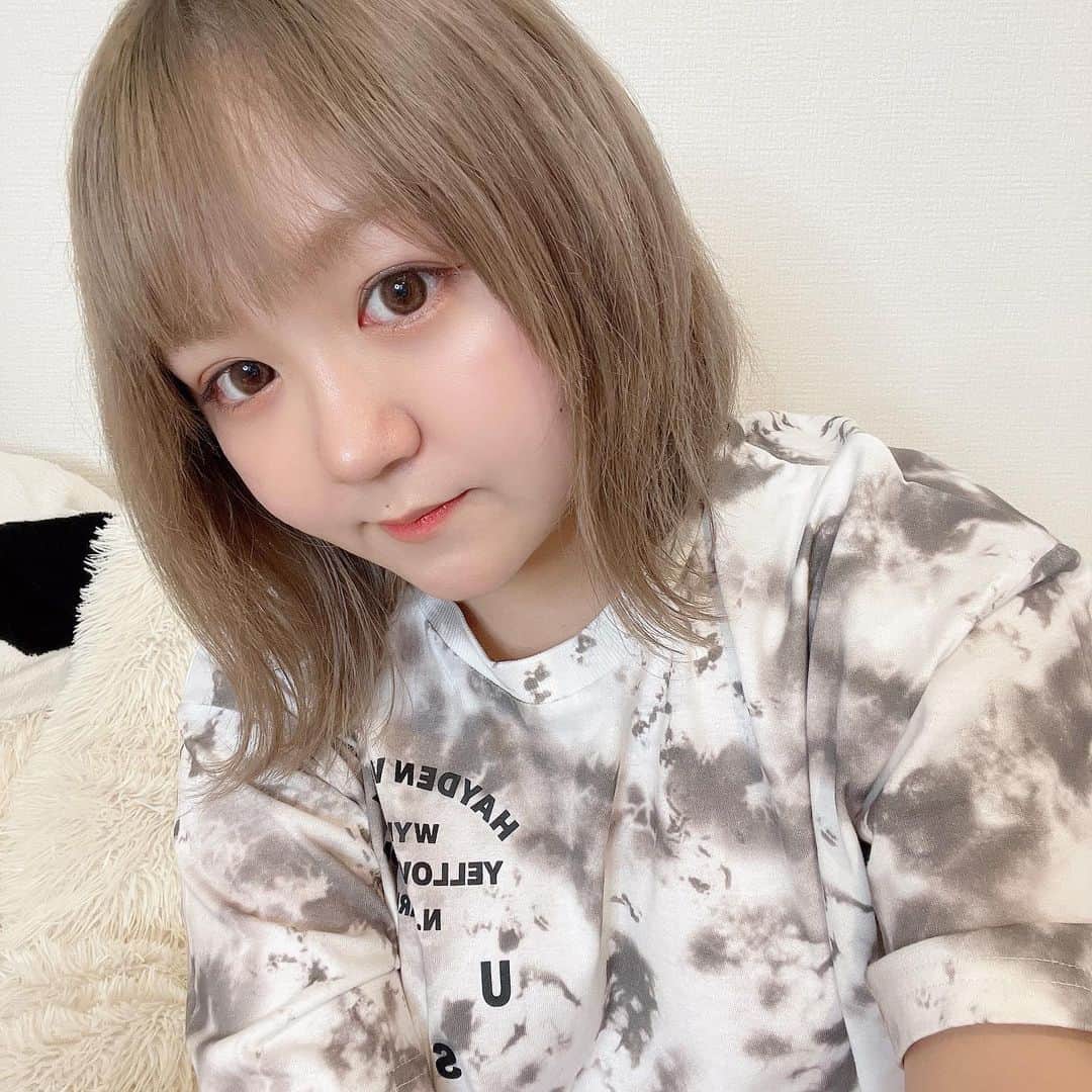 のインスタグラム：「髪染めたーん🫶 暗くしたいけど金髪にも戻れるくらいの緑っぽいアッシュグレーにしてください😗🎶🎶 という無理難題をオッケーって叶えてくれましたやったね！！！ あとは肌荒れを治してBOTに備えますあと痩せたい(?) . #selfie#ootd#데일리#좋아요#셀카#셀스타그램#셀피#ハイトーン」