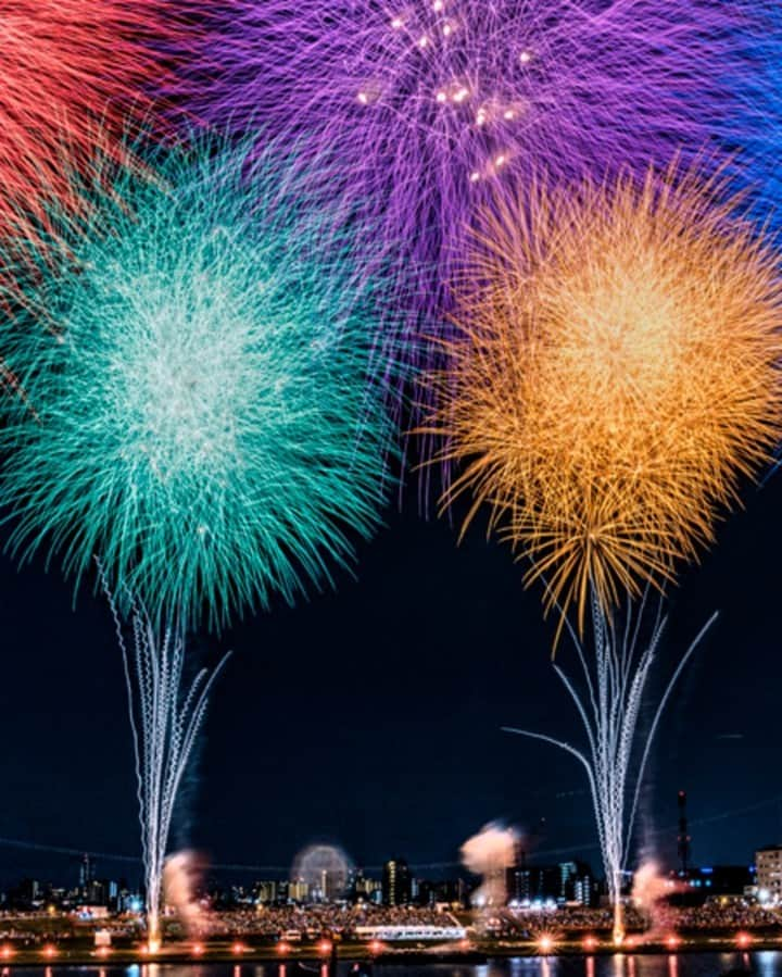 レッツエンジョイ東京のインスタグラム：「7月に開催される都内の花火大会5選🎆 4年ぶりに復活する花火大会も！夜空に輝く夏の風物詩を楽しんでみて😊✨  📷1枚目 第45回足立の花火 📅7/22(土) 🎆打ち上げ数：約15,000発 🔸荒川河川敷 🚉北千住 / 小菅 / 五反野 / 西新井  📷2枚目 葛飾納涼花火大会 📅7/25(火) 🎆打ち上げ数：約20,000発 🔸葛飾区柴又野球場 🚉柴又 / 新柴又 / 京成金町  📷3枚目 隅田川花火大会 📅7/29(土) 🎆打ち上げ数：約20,000発 🔸隅田川 言問橋、駒形橋、桜橋、厩橋 🚉本所吾妻橋 / 浅草 / とうきょうスカイツリーほか  📷4枚目 立川まつり国営昭和記念公園花火大会 📅7/29(土) 🎆打ち上げ数：約5,000発 🔸国営昭和記念公園 🚉西立川 / 立川 / 立川北  📷5枚目 八王子花火大会 📅7/29(土) 🎆打ち上げ数：約3,000発 🔸富士森公園 🚉八王子 / 山田 / 西八王子  #レッツエンジョイ東京 #おでかけ #おでかけスポット #デートスポット #夏 #summer #夏イベント #夏祭り #花火大会 #花火 #打ち上げ花火 #打上花火 #花火大会デート #東京花火 #花火デート #花火🎆 #花火大会🎆 #fireworks #祭り #花火大会2023 #足立の花火 #荒川河川敷 #葛飾納涼花火大会 #柴又 #隅田川花火大会 #隅田川 #昭和記念公園花火大会 #国営昭和記念公園 #八王子花火大会 #富士森公園」