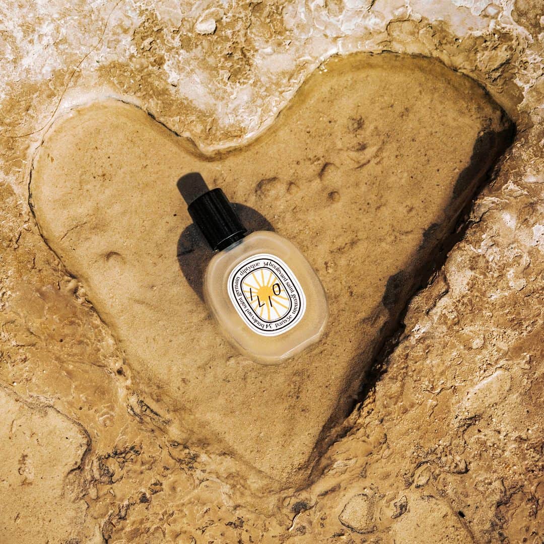 ディプティックのインスタグラム：「Face to face in a game of mirrors… …Diptyque's Ilio hair mist has a date with the sun. Like a summer concentrate, the Ilio hair mist exudes the scent of prickly pear. And on its bottle, Erik Winkowski's illustration captures the radiant beauty of the sun. An encounter at high noon.  #Diptyque  #Ilio #SummerCollection #Fragrance  @erik.winkowski」