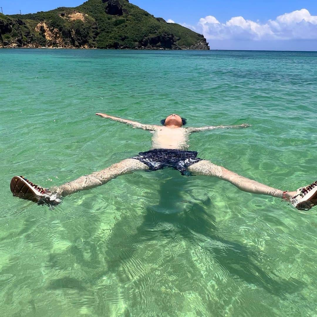 みやぞんのインスタグラム：「午前中は釣り☺️ 午後は海水浴✨ 夜はステージ😆  与那国島最高✨✨✨  観光大使になれて良かったです👍  #与那国島 #観光大使 #カジキ釣り大会」