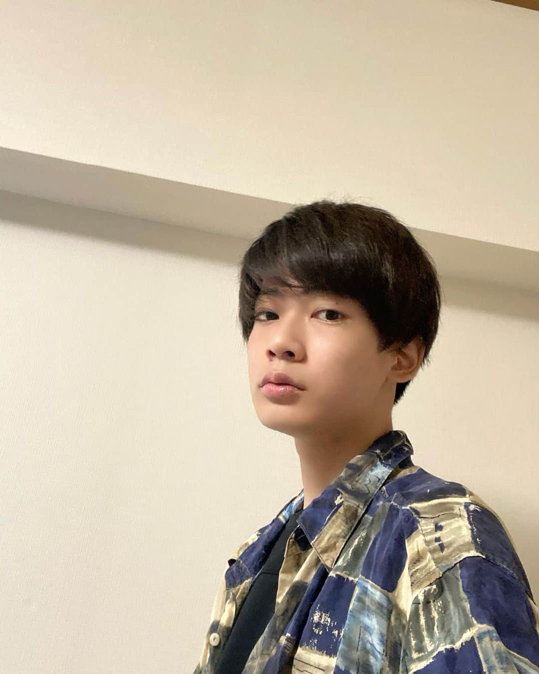 のインスタグラム：「久しぶりの投稿！ テスト終わった〜、これから楽しぃ夏休みの始まりだ！ と思ったけど受験勉強しなきゃ😂  ところで僕は最近面白いガチャガチャを回すのにハマってます。 回したガチャの写真をエモくとって投稿してみることにする。 からよかったみてみてね！ 今回は〜、、、ニホンアマガエル🐸  #内田蓮 #ニコラ #nicola #ニコラメンズモデル #メンモ #メンズモデル #ガチャ #ニホンアマガエル」