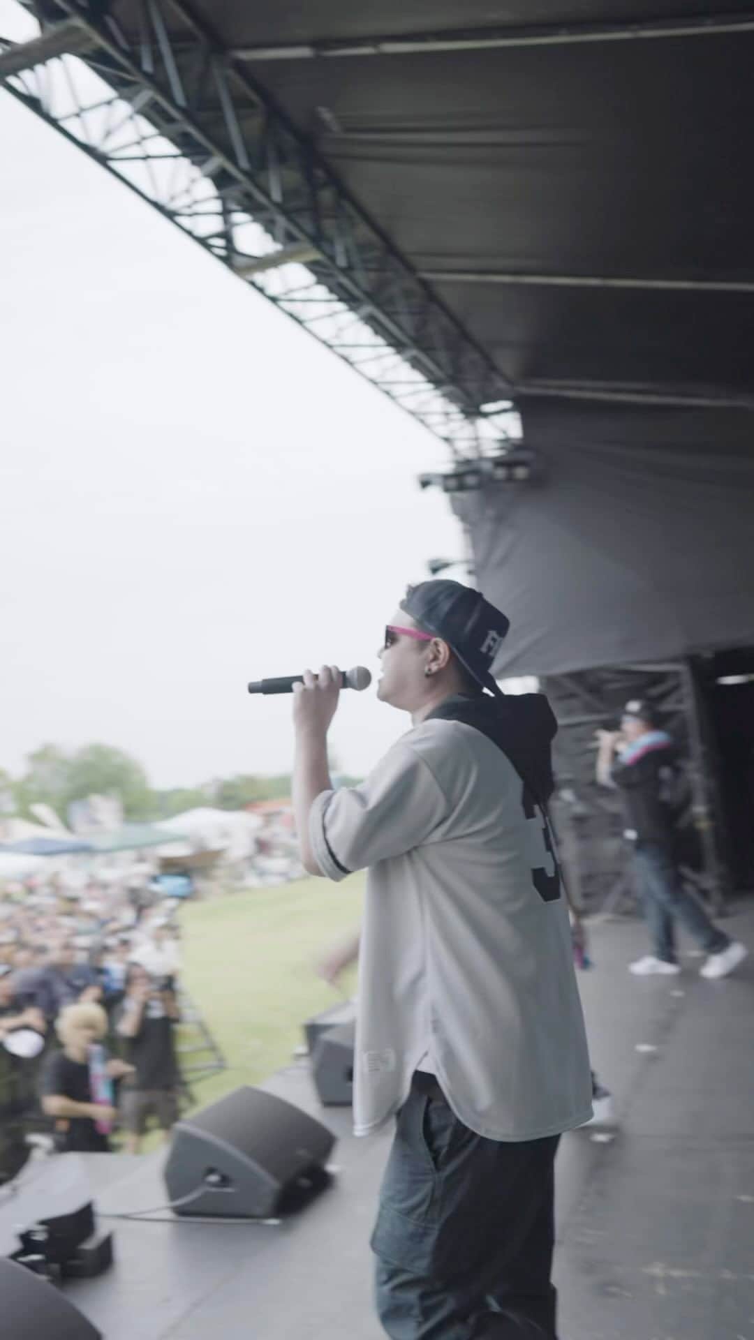 のインスタグラム：「SAGANTOSU presents SAGAN FES.2023 出演時のスタッフVLOGを公開！😎😎  @ryoji.narita.75 @ilmari_official @djfumiya_238 @okp_emi  @wise_official   @rip_slyme  #RIPSLYME  #ILMARI #RYOZ #FUMIYA  #夏フェス #live #rap  #夏フェス行きたい #music #フェス #再始動 #hiphop  #熱帯夜 #saganfes  #サガン鳥栖 #ripslyme  #リップスライム」