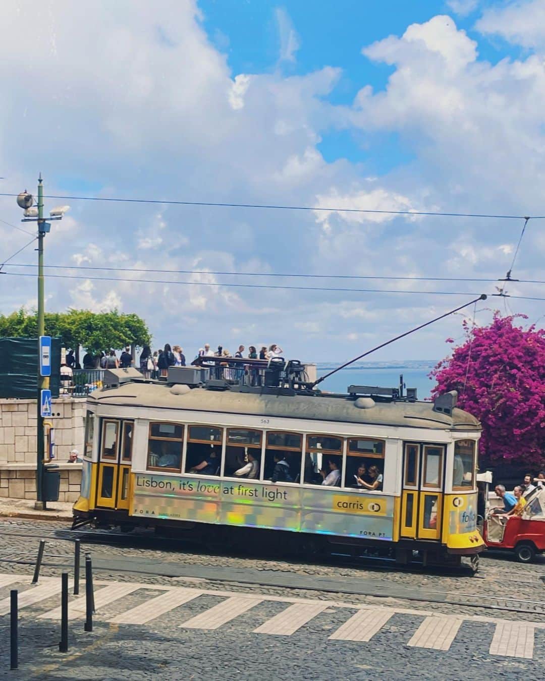 滝澤史さんのインスタグラム写真 - (滝澤史Instagram)「ポルトガル！🇵🇹 ・ ・ 街中は結構空いていて歩き回りやすく、現地の方もとても優しくてフレンドリーでした🤍 街中は英語を話せる方が多かったです🥹  初日にiPhoneが壊れて全く使えなくなりました📱💔 写真はデジタルデトックス２日目。 リスボンには正規のApp Storeがないそうで、家に帰ってから機種変しました🥲  #ポルトガル #リスボン #ヨーロッパ旅行 #スターダスト #portugal #lisbon #liveinlondon #travel #葡萄牙 #里斯本」7月8日 19時07分 - fumi_takizawa_official