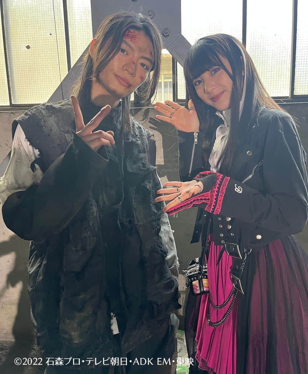 並木彩華のインスタグラム：「明日、『仮面ライダーギーツ』43話放送です！是非ご覧ください！  写真は42話のベロバッファ👅🐃 みっちーぼろぼろですね、痛そう   #仮面ライダーギーツ   #ベロバッファ   #杢代和人 さん  #並木彩華」