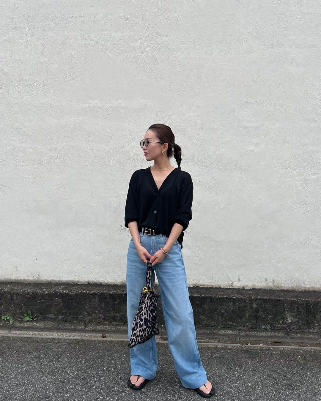 muua777のインスタグラム：「. ⁡ 裾上げのお直しに出してたZARAのデニム。 ⁡ 過去1太いデニムだけど、こういうの履いてみたかったんですよねー😊 ⁡ 似合うか似合わないかは置いといて、経験値は上がる⤴︎笑 ⁡ 👖HIGH-WAIST - WIDE-LEG - FULL LENGTH ⁡ cardigan… #milaowen  denim… #zara bag.belt… #duexiemeclasse  sandal… #paes ⁡」