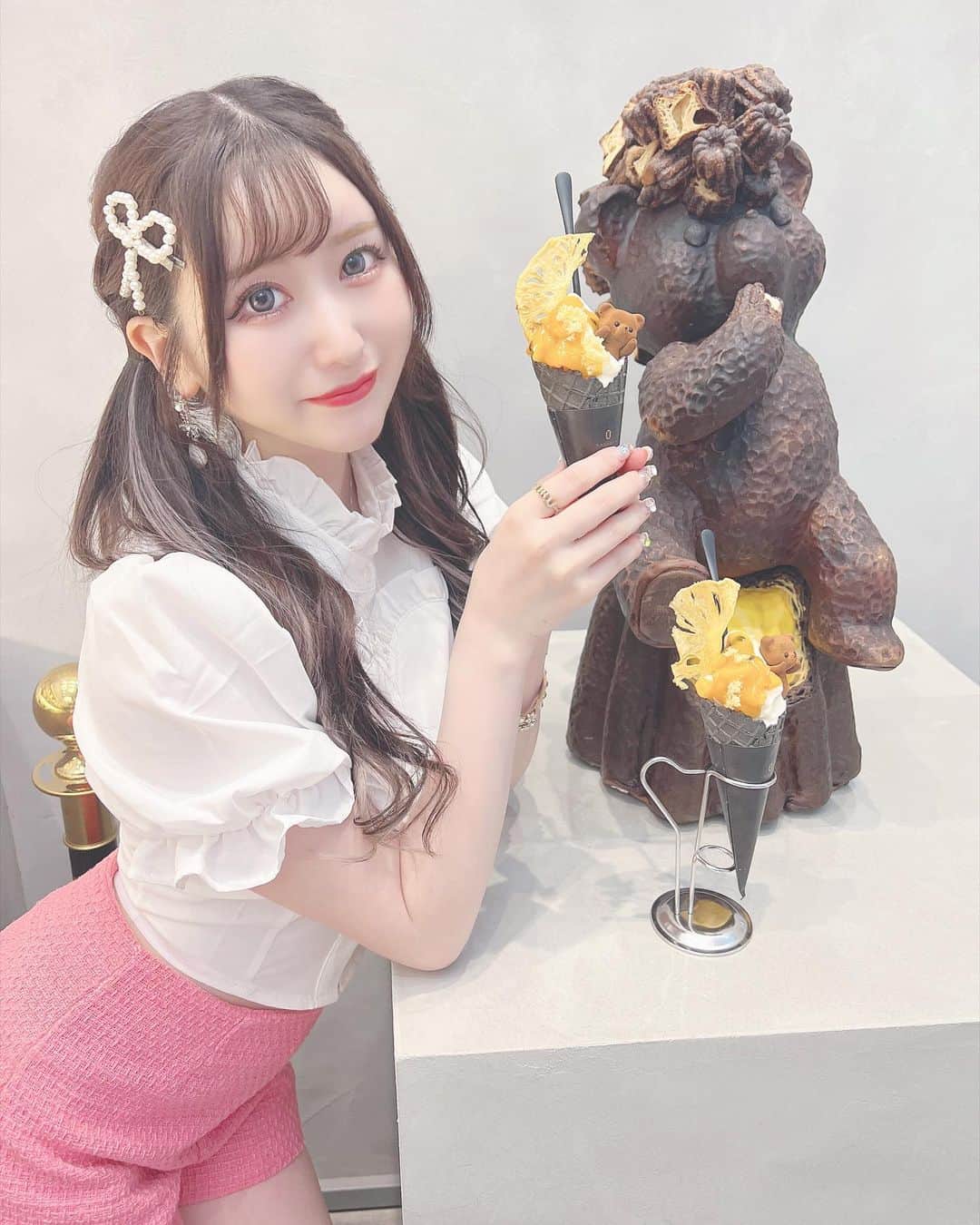 あいにゃんさんのインスタグラム写真 - (あいにゃんInstagram)「お気に入りのカフェ、ルワンジュ東京ルミュゼでテイクアウトのアイスが出たよー🧸🍨🤍  ︎︎ ︎︎︎ ︎︎︎ ︎ マンゴー味を頂いたんだけどパチパチしてるし、めっちゃ濃厚で美味しかったあ꒰ᐢ⸝⸝ᴗ ·̫ ⊂ᐢ꒱♪  すぐ熔けちゃった🫠🫠🫠  ︎︎ ︎︎︎ ︎︎︎ ︎ あとあとドリンクも夏にピッタリなのでてて美味しかったよ〜🥤🫧 * * #ソフトクリーム #食べ歩きスイーツ #映えスイーツ #銀座スイーツ #ドリンク #映えドリンク #おしゃれドリンク #ルワンジュ東京　#ルワンジュ東京ルミュゼ #東京カフェ #銀座 #銀座カフェ #louangetokyo　#louangetokyolemusee #sweets  #コンカフェ #コンカフェ嬢 #アイドル #サロモ募集 #サロンモデル  #ツインテール #sheinコーデ #shein #kawaii #instagood #instalike #loveislove #follow」7月8日 19時09分 - ainyan0310