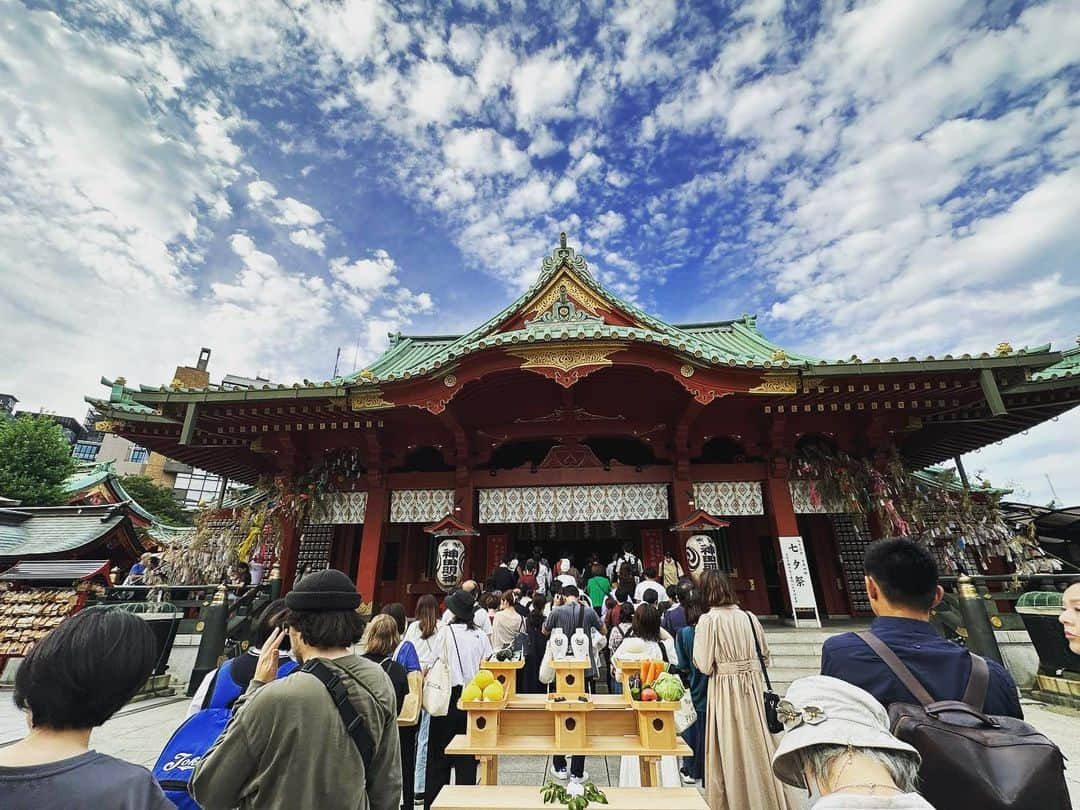 出雲阿国さんのインスタグラム写真 - (出雲阿国Instagram)「今年の七夕は 水道橋でお仕事をしていたのでちょっと足を伸ばして 初めて神田明神様の七夕祭りへ！ 神田明神様は勝手にご縁を感じていてことあるごとにお参りさせていただいているんだけど七夕にいくのは初めて。  夕方着いて写真を撮った空の感じがあ〜織姫と彦星こりゃ会えたんじゃないかな♪と なんかグッときた、勢いのある空でした❤️  そして 七夕のえんむすびお守りをGET！ 私はもう恋愛の縁は結ばなくても良いけどお仕事やお友達などの良いご縁が繋がれるといいな〜♪ そしてご縁が繋がっているみんなにもHAPPYをお裾分けできるといいな！と、授かりました❤️  なんと、お守りの台紙が そのまま短冊になってて本殿に飾ってある笹にお願い事を書いてつけることが出来たので 今年はお家に七夕っぽい飾りをつけることが出来なかったので 七夕味わえて良かった❤️  今回行ってすごく嬉しい気持ちになったし早速新しいご縁が繋がったりと良い方向に進んでいる気がします♪  七夕の参拝って 華やかでいいなぁ♪  皆様叶えたいこと書き出したりしましたか？  #神田明神 #神田明神七夕祭 #多分会えたね　#織姫彦星 #神様2人をそろそろ許しても良くない？w #七夕えんむすび守り」7月8日 19時10分 - izumonookuni