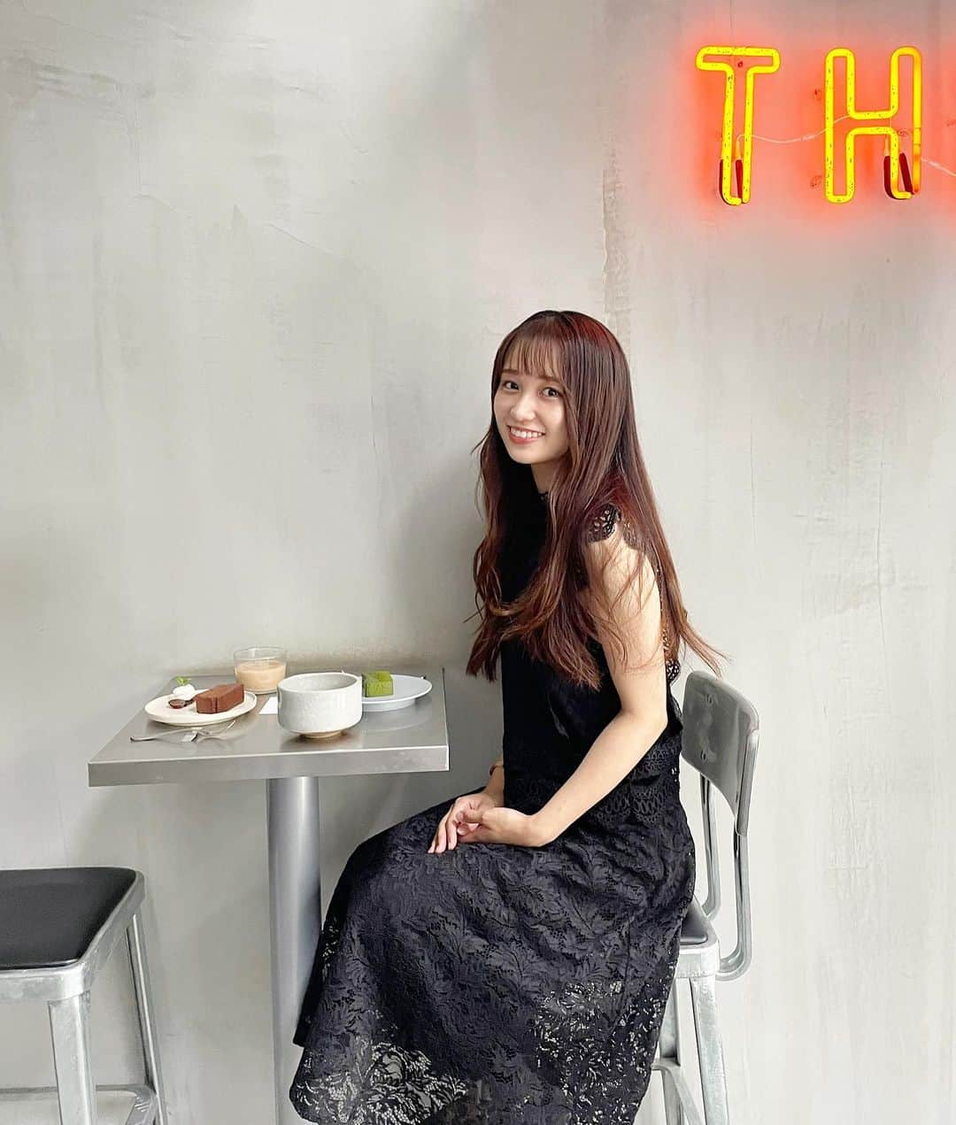生形由佳のインスタグラム：「・ 自由が丘にある @the_lab_tokyo   人気のガトーショコラ美味しかった~☺️♡  新作の抹茶もとても濃厚で チャイラテとの相性抜群でした🍃 チャイラテお代わり自由なの幸せ🤭  無機質な空間で落ち着くお店でした☕︎  #PR #自由が丘カフェ #自由が丘  #カフェ巡り #中目黒カフェ #ネオンライト」
