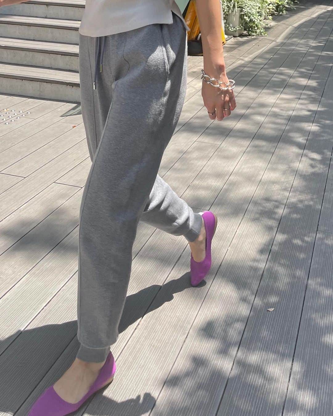 小嶋梨奈さんのインスタグラム写真 - (小嶋梨奈Instagram)「おニューのパンプス @steppi_official  私にはめずらしいけど、綺麗なパープルに惹かれて。 こちらなんせ本当ーに、軽い。 初めて履いて家を出たとき、 そのしなやかさに、靴履いてるよね？って確認してしまうほど😂 フィット感のあるニット素材にふかふかの中敷、 軽やかでストレスのない履き心地で 一瞬で虜になりました🫶 撥水性にも優れた糸でまるごと洗濯も出来て 雨の日にも気にせずガシガシ履けちゃうのも嬉しすぎるのです。  #steppi #ステッピ #steppi_pr #ニットシューズ #ニットパンプス #ポインテッドパンプス」7月8日 20時30分 - corina_718