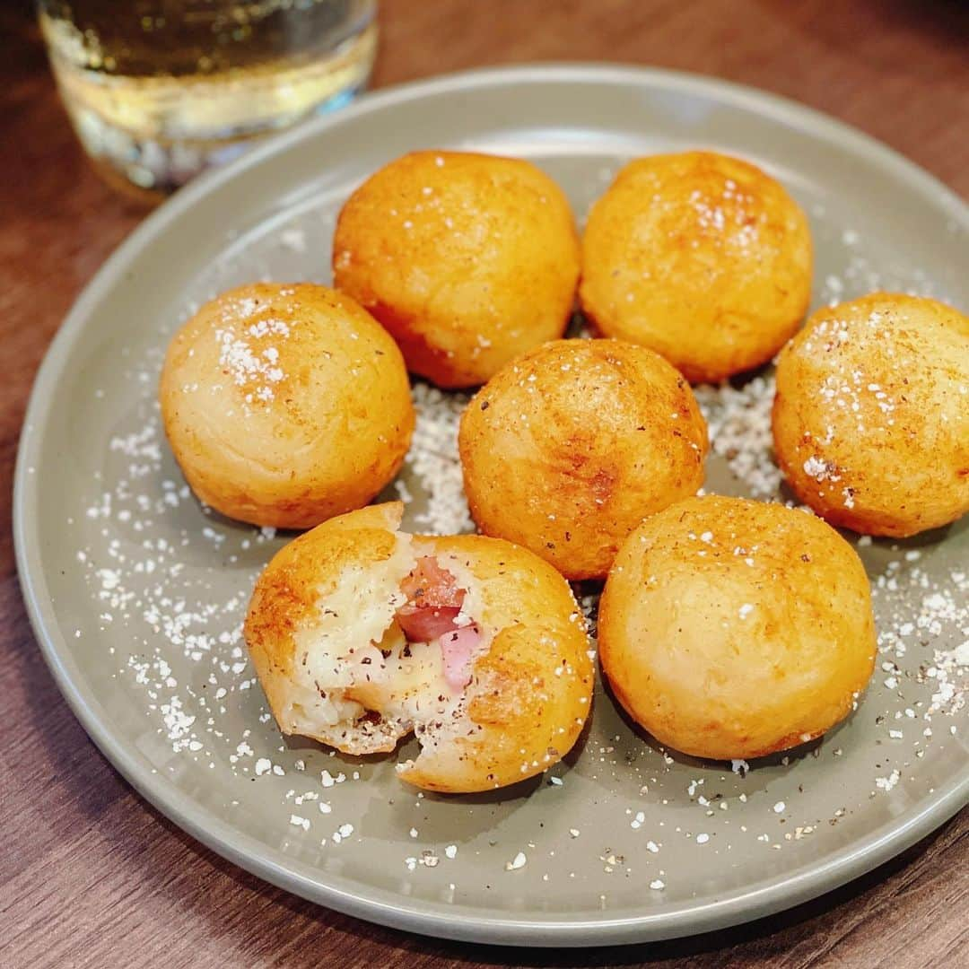 ゆうきさんのインスタグラム写真 - (ゆうきInstagram)「夏休みのおやつや、大人のおつまみにも👍 もちほく！ポテトボール😋  中からは、ごろごろベーコンとチーズが出てきます😋  仕上げには、揚げたてに粉チーズをかけて黒胡椒。 ケチャップやマヨネーズを付けてもよし👌  ✏︎レシピ⬇︎ 〜ベーコンチーズのポテトボール〜 【材料（6〜8個分）】 ・じゃがいも……2個（300gほど） ・厚切りベーコン……30gほど → 小さく切り、さっと炒める ・ピザ用チーズ……大さじ1杯 a.片栗粉……大さじ2杯 a.塩……小さじ1/2杯 b.粉チーズ……適量 b.粗挽き黒胡椒……適量  【作り方】 1.じゃがいもは皮を剥いてひと口大に切り、耐熱容器に入れて、ふんわりとラップをかける。電子レンジ（600W）で5〜6分、竹串がすっと入るまで加熱したら、マッシャーでしっかり潰す。  2. 1に（a）を加えて、ヘラで混ぜ合わせる。冷めてきたら、軽く手でこねて、ダマができないよう馴染ませ6〜8等分に分ける。  3. 2を手に取り真ん中を凹ませ、ベーコンとピザ用チーズを乗せたら、包んで丸く形を整える。同じものを6〜8個作る。  4. 170℃に熱した揚げ油に3を入れて、途中転がしながら揚げていく。全体がきつね色になったら取り出して油を切る。  5. 4を器に盛り付け（b）をかけて完成。 ・ ・ ・  #おうちごはん#晩ごはん#夜ご飯#夕食#ポテト#レシピ#簡単レシピ#おうち居酒屋#おつまみ#マカロニメイト#晩酌#フーディーテーブル#じゃがいも #dinner#japanesefood#foodpic#yummy」7月8日 19時11分 - yuukitohikari