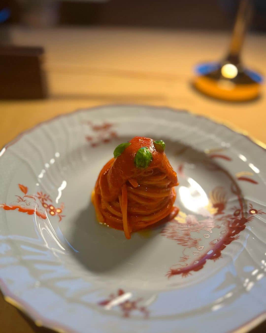 三好ユウさんのインスタグラム写真 - (三好ユウInstagram)「Bulgari Hotel Tokyo @bulgarihotels  ⁡ 今年4月にオープンしてから周りの評判が良いのも 納得のスタイリッシュな眼福空間☺️ ⁡ ⁡ メインダイニングのイル・リストランテ ニコ・ロミートでの夕飯も美味しく楽しいひと時でした🍽️  夜も素敵だけど明るい時間の雰囲気が好みだったので ランチにも足を運んでみようと思います🥰 ⁡ ⁡  #東京ホテル#八重洲ミッドタウン#東京駅#東京グルメ#tokyohotel#yaesu#bvlgarihotel#tokyodinner#tokyocafe#smartcasual#hermes#東京美食⁡#旅游#여행스냅」7月8日 19時21分 - yuu_5240