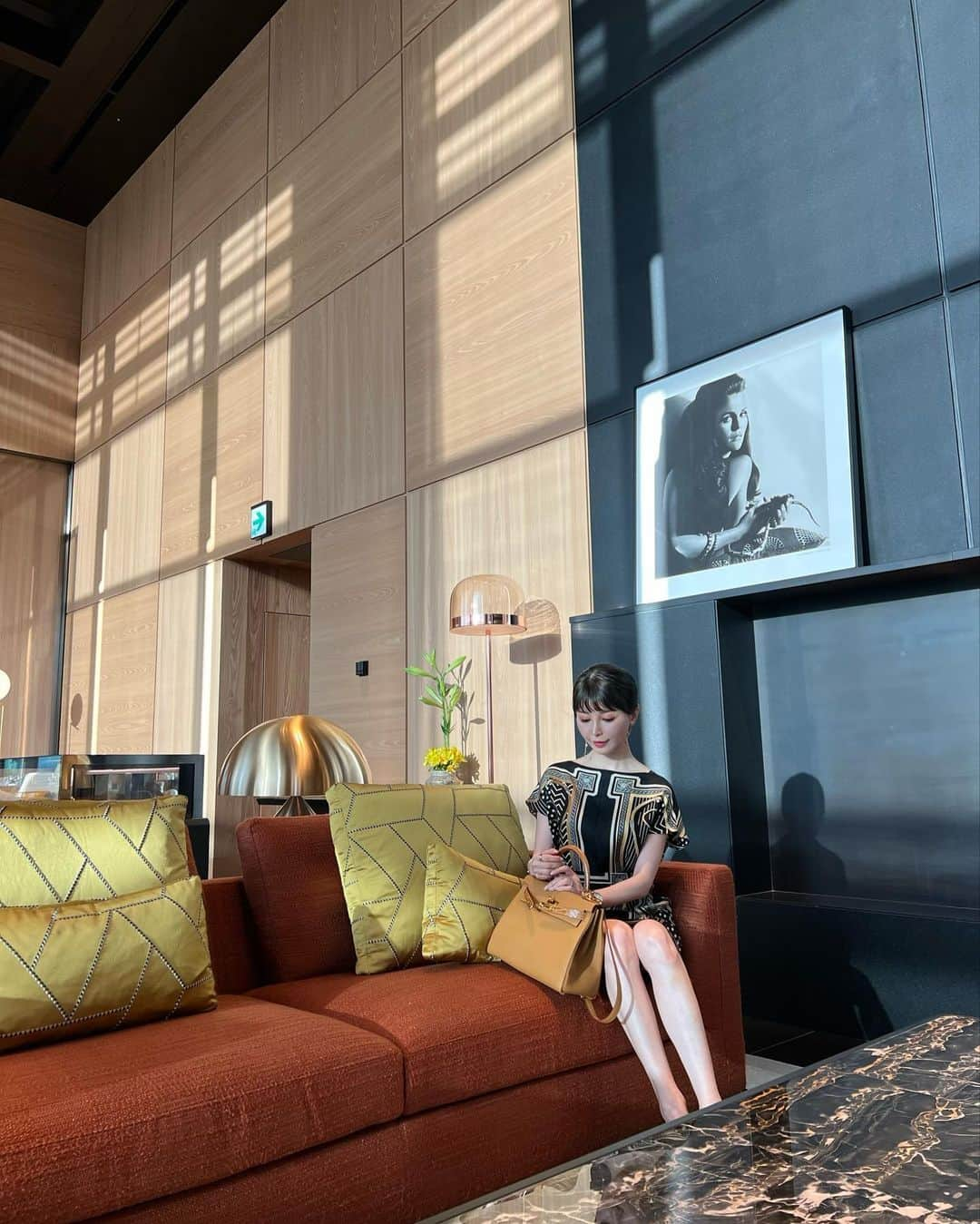 三好ユウさんのインスタグラム写真 - (三好ユウInstagram)「Bulgari Hotel Tokyo @bulgarihotels  ⁡ 今年4月にオープンしてから周りの評判が良いのも 納得のスタイリッシュな眼福空間☺️ ⁡ ⁡ メインダイニングのイル・リストランテ ニコ・ロミートでの夕飯も美味しく楽しいひと時でした🍽️  夜も素敵だけど明るい時間の雰囲気が好みだったので ランチにも足を運んでみようと思います🥰 ⁡ ⁡  #東京ホテル#八重洲ミッドタウン#東京駅#東京グルメ#tokyohotel#yaesu#bvlgarihotel#tokyodinner#tokyocafe#smartcasual#hermes#東京美食⁡#旅游#여행스냅」7月8日 19時21分 - yuu_5240