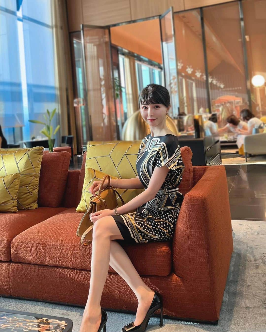 三好ユウさんのインスタグラム写真 - (三好ユウInstagram)「Bulgari Hotel Tokyo @bulgarihotels  ⁡ 今年4月にオープンしてから周りの評判が良いのも 納得のスタイリッシュな眼福空間☺️ ⁡ ⁡ メインダイニングのイル・リストランテ ニコ・ロミートでの夕飯も美味しく楽しいひと時でした🍽️  夜も素敵だけど明るい時間の雰囲気が好みだったので ランチにも足を運んでみようと思います🥰 ⁡ ⁡  #東京ホテル#八重洲ミッドタウン#東京駅#東京グルメ#tokyohotel#yaesu#bvlgarihotel#tokyodinner#tokyocafe#smartcasual#hermes#東京美食⁡#旅游#여행스냅」7月8日 19時21分 - yuu_5240