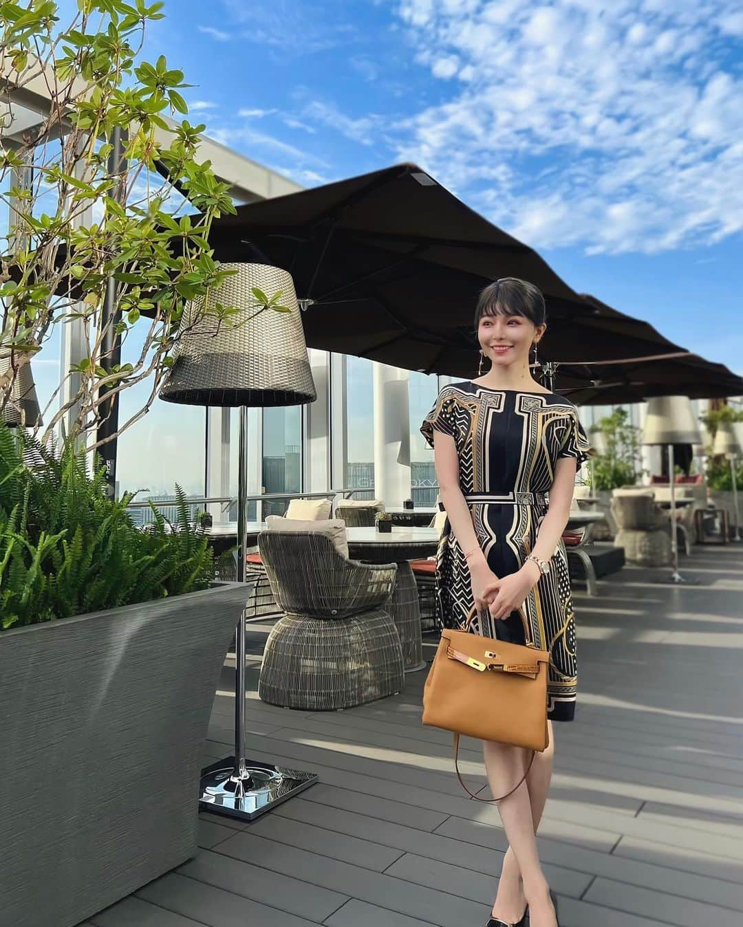 三好ユウさんのインスタグラム写真 - (三好ユウInstagram)「Bulgari Hotel Tokyo @bulgarihotels  ⁡ 今年4月にオープンしてから周りの評判が良いのも 納得のスタイリッシュな眼福空間☺️ ⁡ ⁡ メインダイニングのイル・リストランテ ニコ・ロミートでの夕飯も美味しく楽しいひと時でした🍽️  夜も素敵だけど明るい時間の雰囲気が好みだったので ランチにも足を運んでみようと思います🥰 ⁡ ⁡  #東京ホテル#八重洲ミッドタウン#東京駅#東京グルメ#tokyohotel#yaesu#bvlgarihotel#tokyodinner#tokyocafe#smartcasual#hermes#東京美食⁡#旅游#여행스냅」7月8日 19時21分 - yuu_5240