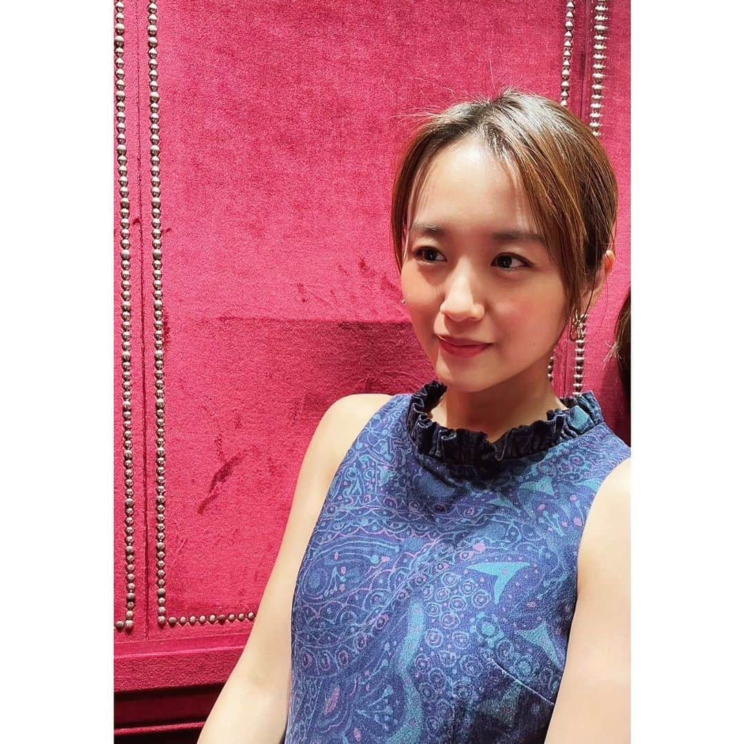 真下玲奈さんのインスタグラム写真 - (真下玲奈Instagram)「お元気でお過ごしでしょうか〜⛱  私は、アクティングレッスンやオーディションの準備、撮影、ワークショップ、お稽古と動き回っております🙌  あっという間に1日が終わるよ。 クーラーの部屋で涼むしか、夏ぽっいことしてないや🍉🍉🍉 涼しい部屋でだらだらするの幸せだよね。  皆さんは夏ぽっいことした？  #真下玲奈 #ヴィンテージワンピース #古着ファッション  #actor  #act #actress  #vintagefashion  #GUCCI」7月8日 19時21分 - r.mashitaaa.221