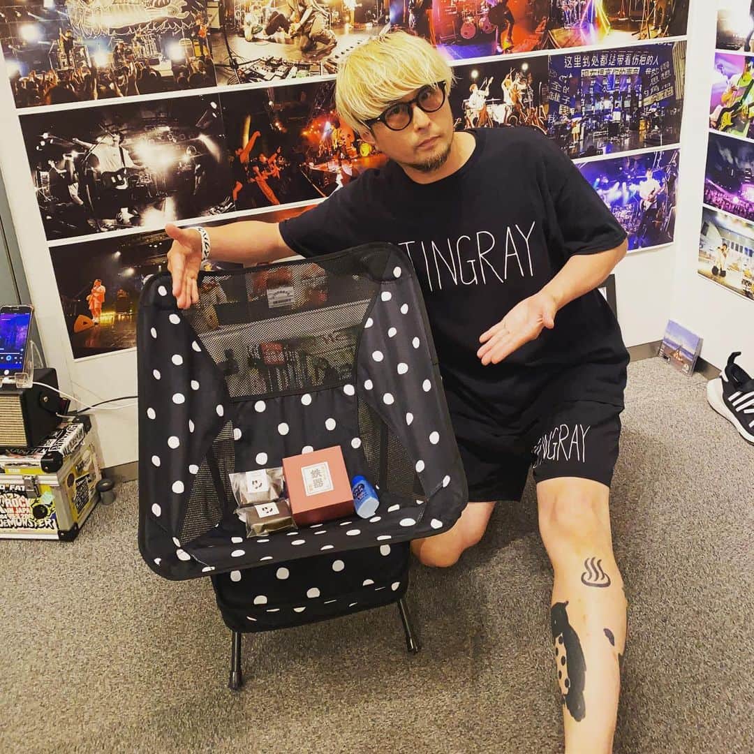 のインスタグラム：「【盛岡サウシュー写真展&STINGRAY3日目終了】 ありがとうございました！ 明日は日曜日！12-19時で盛岡club change WAVE&the five morioka真裏のギャラリーLiRiO(盛岡市大通１丁目１１−８-1F) にて！ビレッジマンズストアのライブ前や買い物がてら是非！明日は孤高のアクセサリーブランド「manic」が出張！是非！差し入れありがとうございました！  #ストリートファッション #ドット #水玉  #ドット柄 #dot #サウシュー#stingray  #サウシュー　#oneokrock  #ストレイテナー #プッシュプルポット　#633 #androp #thebackhorn #ビレッジマンズストア　 #thepillows  #ren #frontierbackyard #dopingpanda  #hawaiian6  #thebawdies #thebandapart #fomare #nothingscarvedinstone #soundshooter #写真展 #photoexhibition #livephoto #landscapephotography #盛岡　#岩手」