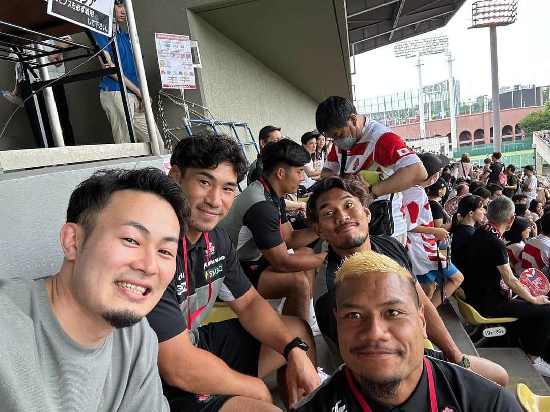 福岡堅樹のインスタグラム：「JAPAN ⅩⅤ vs ALL BLACKS ⅩⅤの試合を観戦してきました！ 結果は負けたけど残る試合での成長を楽しみにしてます🔥  試合の合間に久々に代表メンバーと会えていろいろ話せてよかった👍」
