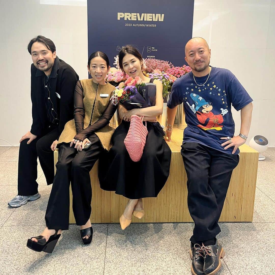 辻直子のインスタグラム：「ひさしぶりだね 元気にしてる？  プレビューに行くと みんなの顔を見ながらこんな普通な会話ができることを何だかうれしく感じる  あれこれお洋服に袖を通しながら 次のシーズンはどんな感じにしようかな〜って思ったのは、ほんの少しの頭の片隅だけでした☺️  うん、うん、そんなふわっとした感じも悪くない✌🏻 たのしいってうれしい。  気になるものはたくさん袖を通します  2枚目は📷 @citen_official のマルチボーダーの長袖Tシャツ @odetteeodile のシューズ達もテイストがクールモダンなものがいろいろ揃っていて新鮮👌🏻  3枚目は おもてなしのお花💐をたくさんお持ち帰りさせてもらって  4枚目は @loeff_official のネイビーのショールカラーのムートン 三拍子揃った好きなバランス 次のシーズンはかならずムートンは買いたかったから、忘れないように📷  そして夜はストーリーズにアップした いきなり🚴‍♀️」