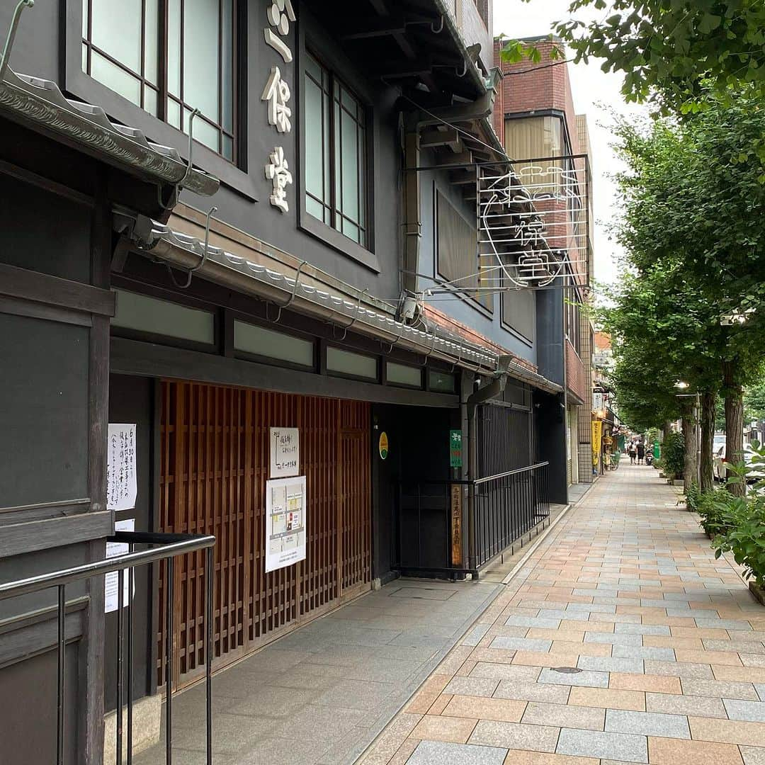 一保堂茶舗のインスタグラム：「It was a humid and cloudy day here in Kyoto. Thank you for coming to our temporary store. See you tomorrow.   湿気高い１日でした。仮店舗へご来店くださったお客様、誠にありがとうございました。  #ippodotea #ippodo #temporarystore #一保堂　#一保堂茶舗　#京都本店　#underconstruction #kyoto」