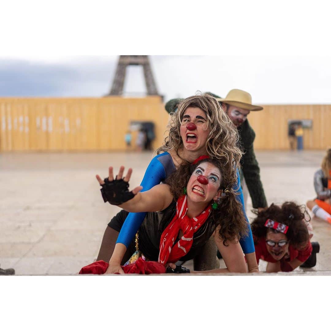 VuTheara Khamさんのインスタグラム写真 - (VuTheara KhamInstagram)「Clowns, Eiffel Tower, Paris (2021) 🤡 . A serie of unpublished pictures taken in Trocadero. Which one do you prefer ? [1-7] and do you like clowns ? . #paris #streetphotography #clown」7月8日 19時24分 - vutheara