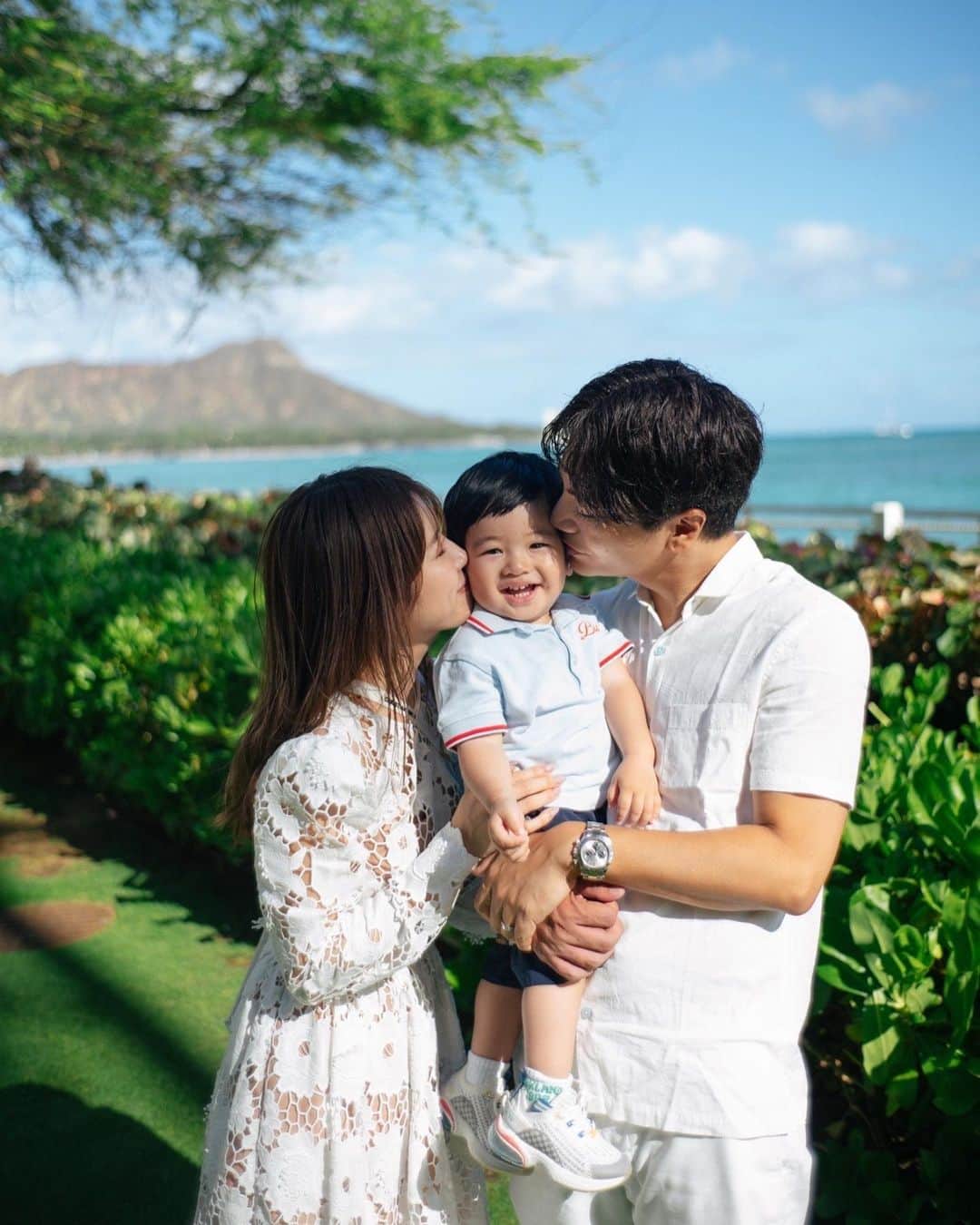 舟山久美子（くみっきー）のインスタグラム：「成長が早い👶 走れるようになって 自分の意思も伝えられるようになって 話せるようにもなってきて  嬉しくも寂しくもある🥹  子供が産まれてからは、はじめてのことだらけで 夫婦喧嘩もするようになったけれど、その分お互いの理解が深まりより一層絆が強くなるんだなぁと💪 何気ない日々幸せと大変さ、どちらもあるからこそ人生の彩が鮮やかになっていくのね✨  ちぇちぇくん、幸せと笑顔をありがとぉ🥰らぶ♡  2歳まで残り2ヶ月なので 1歳期間を思う存分目に焼き付けたいと思う今日この頃。  サクッと撮影にきて、こんな素敵に撮ってくれるのは 本当に助かります🥹🙏  @naoya_oshita  @betterhalf_hawaii  ウエディングフォトからずっとお世話になっているカメラマンさんです📸 いつもありがとうございます！！✨✨✨✨  #1歳10ヶ月 #男の子ママ　#ファミリーフォト　#familyphotography  #hawaii #halekulani #ハワイ」