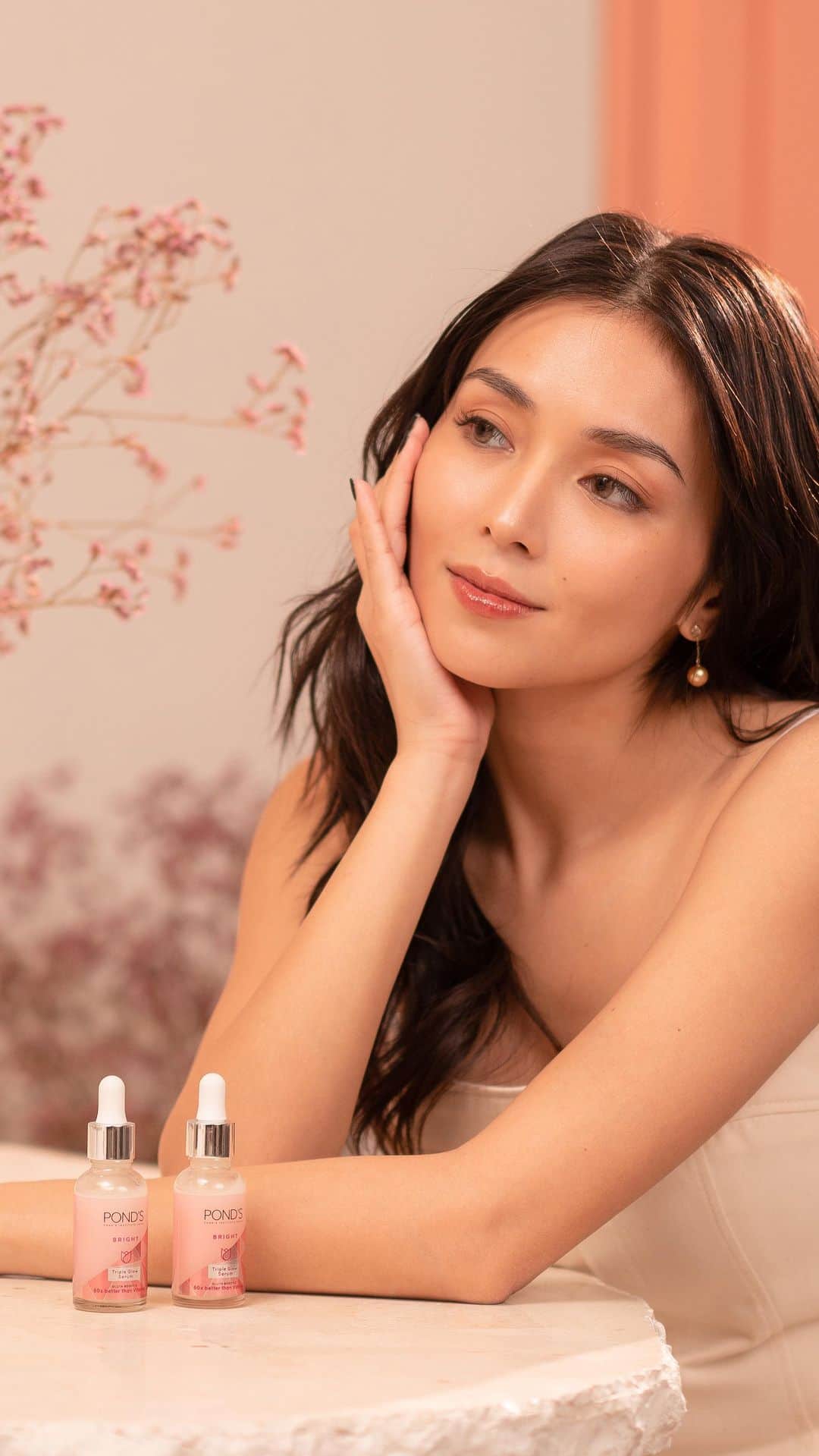 Kathryn Bernardoのインスタグラム：「Just some of my favorite things that come in pairs, all while getting that glow on! ✨💓  Mark your calendars for the upcoming POND’s Beauty Bash at Watson’s Super Brand Day Sale and avail of B1G1 deals this July 10-30. 🛒  Don’t forget to grab @pondsph Triple Glow Serum—my absolute fave for bright and glowing skin, powered with Niacinamide to minimize pores, Hyaluronic Acid to moisturize, and GlutaBoost-C to brighten! 💕   #PondsTripleGlowSerum」