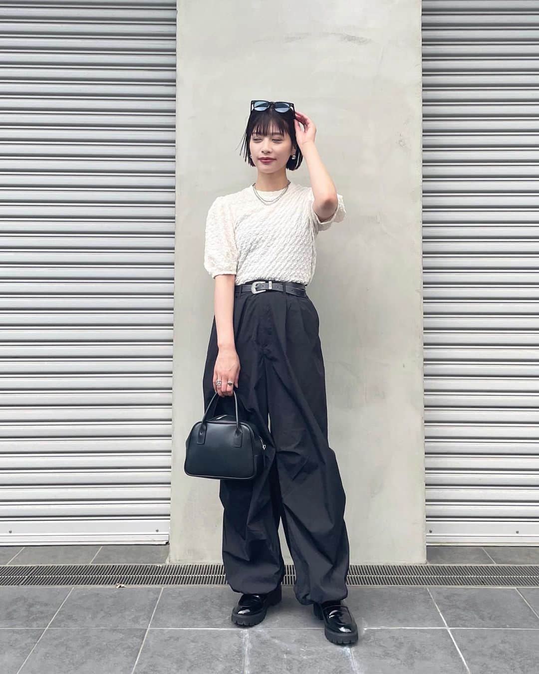 奥田紗都さんのインスタグラム写真 - (奥田紗都Instagram)「. ⁡ ナイロンパンツがお気に入り〜🖤 ⁡ ⁡ ここ数年レディースしか買ってなかった気がするけど 最近メンズアイテムも好きで買っちゃう💸 ⁡ ⁡ ⁡3枚目めっちゃ半目だった🙃（笑） ⁡ ⁡ ⁡ ⁡ #休日コーデ #カジュアルコーデ #hare #ハレ #ナイロンパンツ #シンプルコーデ #夏コーデ #夏服コーデ #ローファー #ローファーコーデ #サングラス #サングラス女子 #モードカジュアル #モノトーンコーデ」7月8日 21時00分 - osato720