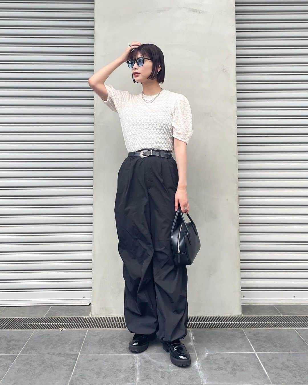 奥田紗都さんのインスタグラム写真 - (奥田紗都Instagram)「. ⁡ ナイロンパンツがお気に入り〜🖤 ⁡ ⁡ ここ数年レディースしか買ってなかった気がするけど 最近メンズアイテムも好きで買っちゃう💸 ⁡ ⁡ ⁡3枚目めっちゃ半目だった🙃（笑） ⁡ ⁡ ⁡ ⁡ #休日コーデ #カジュアルコーデ #hare #ハレ #ナイロンパンツ #シンプルコーデ #夏コーデ #夏服コーデ #ローファー #ローファーコーデ #サングラス #サングラス女子 #モードカジュアル #モノトーンコーデ」7月8日 21時00分 - osato720