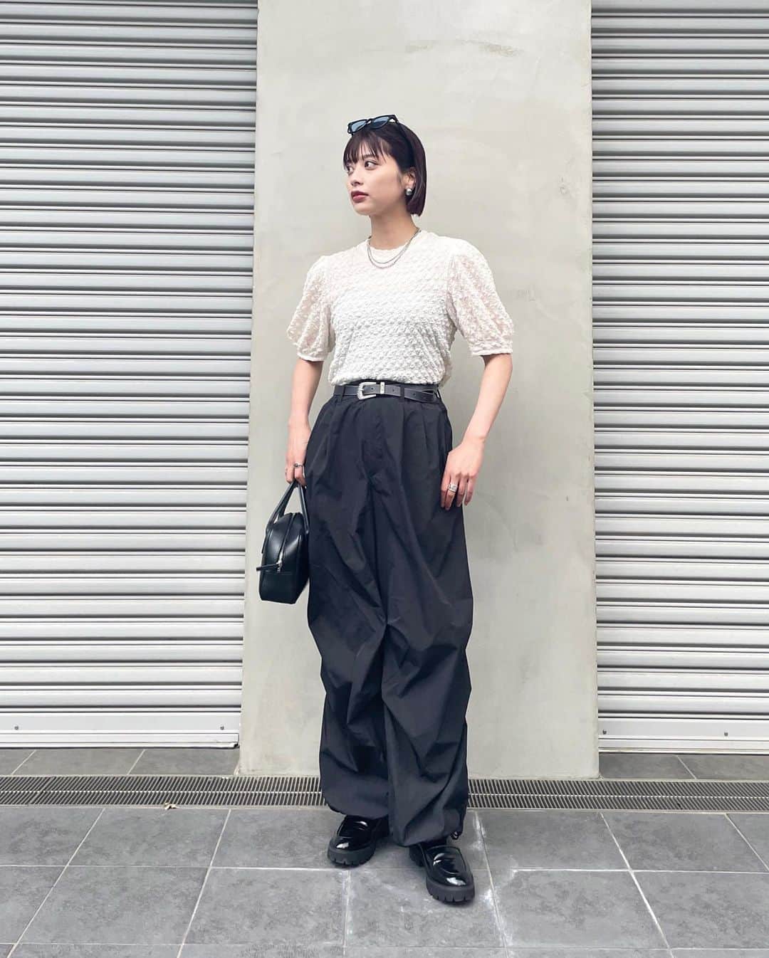 奥田紗都さんのインスタグラム写真 - (奥田紗都Instagram)「. ⁡ ナイロンパンツがお気に入り〜🖤 ⁡ ⁡ ここ数年レディースしか買ってなかった気がするけど 最近メンズアイテムも好きで買っちゃう💸 ⁡ ⁡ ⁡3枚目めっちゃ半目だった🙃（笑） ⁡ ⁡ ⁡ ⁡ #休日コーデ #カジュアルコーデ #hare #ハレ #ナイロンパンツ #シンプルコーデ #夏コーデ #夏服コーデ #ローファー #ローファーコーデ #サングラス #サングラス女子 #モードカジュアル #モノトーンコーデ」7月8日 21時00分 - osato720